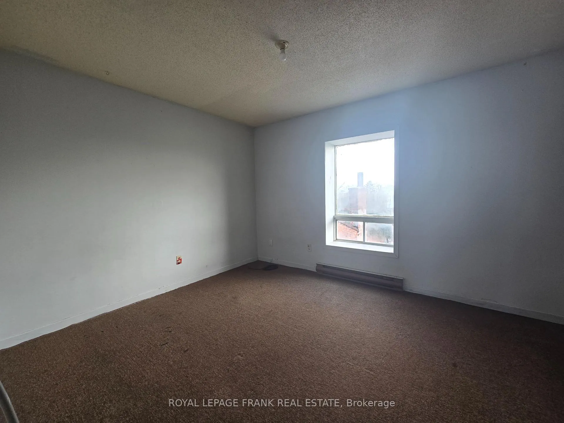 Photo 4 of Unit Apartment #5, 15 King Street E, Clarington, Bowmanville — HOMEH