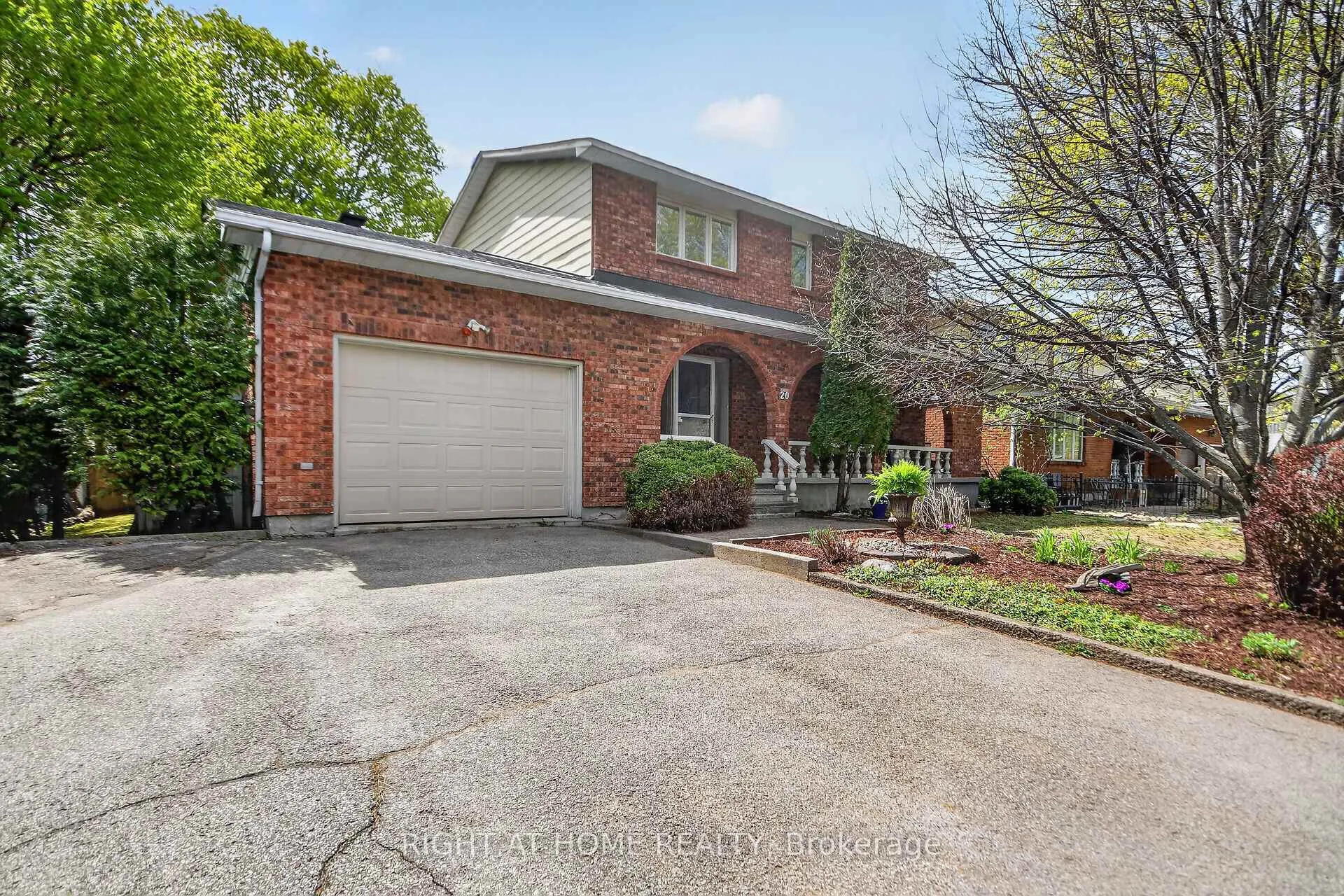 Photo 2 of 20 Palsen Street, Ottawa, Meadowlands/Crestview — HOMEH