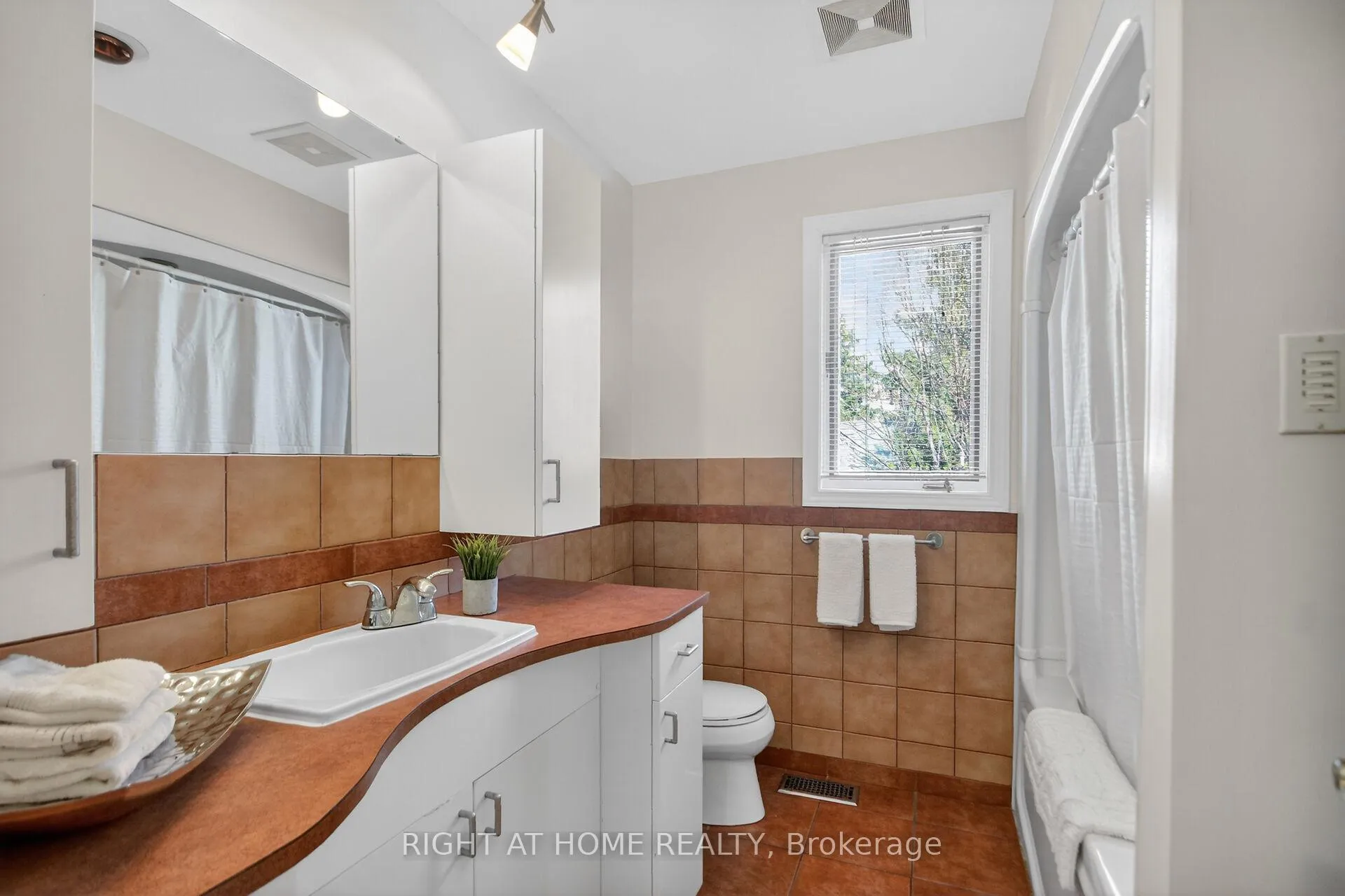 Photo 22 of 20 Palsen Street, Ottawa, Meadowlands/Crestview — HOMEH
