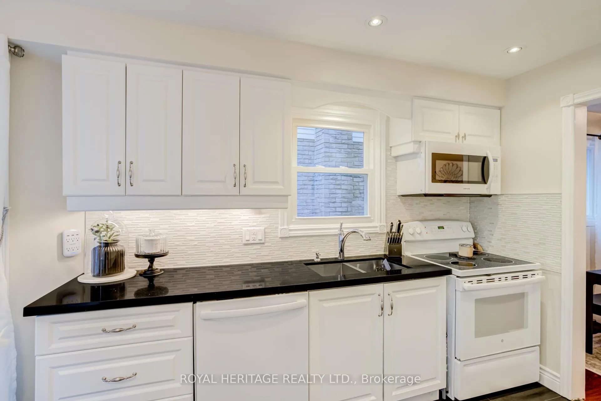Photo 16 of 188 Adele Crescent, Oshawa, McLaughlin — HOMEH