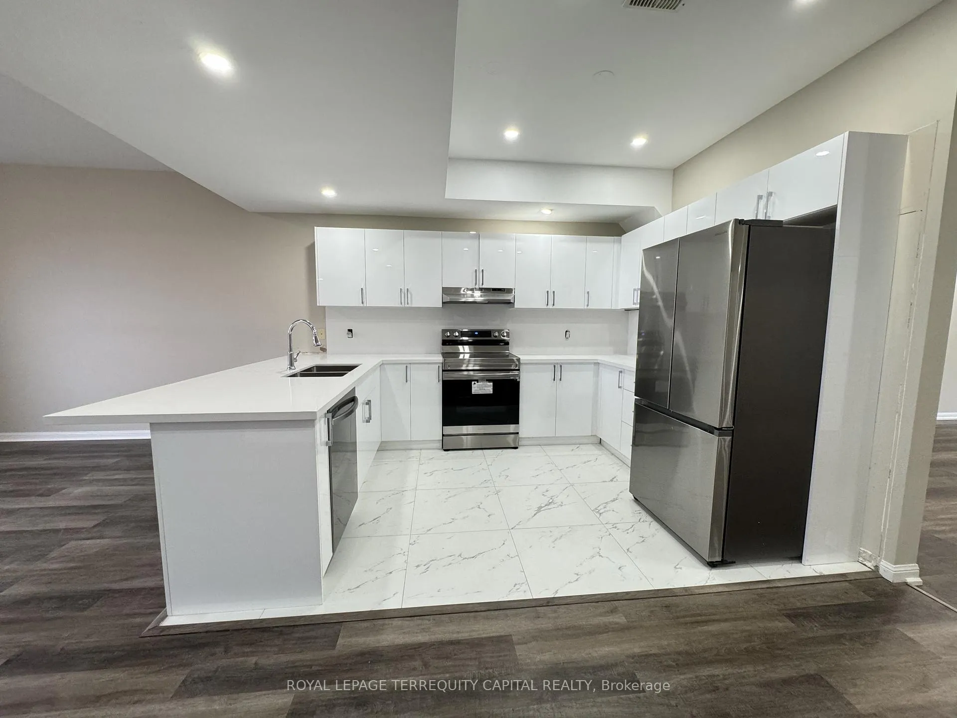 Photo 4 of 349 Edgehill Drive, Barrie, Edgehill Drive — HOMEH