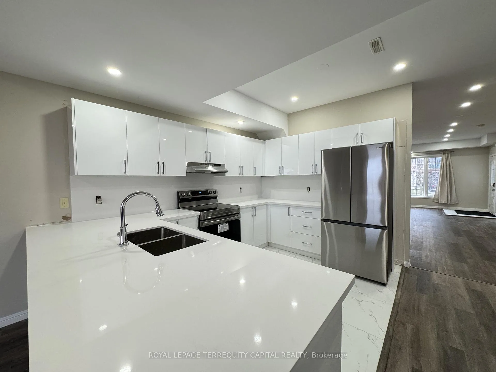 Photo 5 of 349 Edgehill Drive, Barrie, Edgehill Drive — HOMEH
