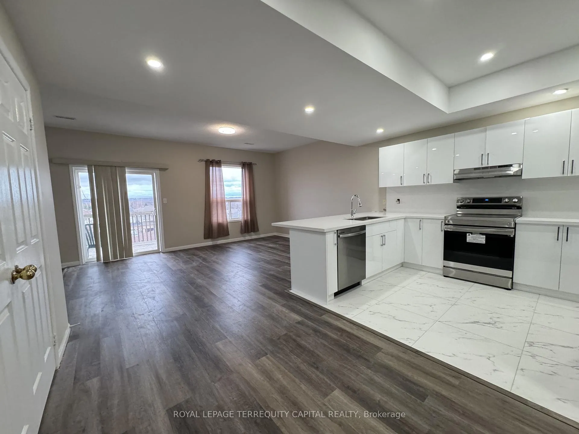 Photo 6 of 349 Edgehill Drive, Barrie, Edgehill Drive — HOMEH