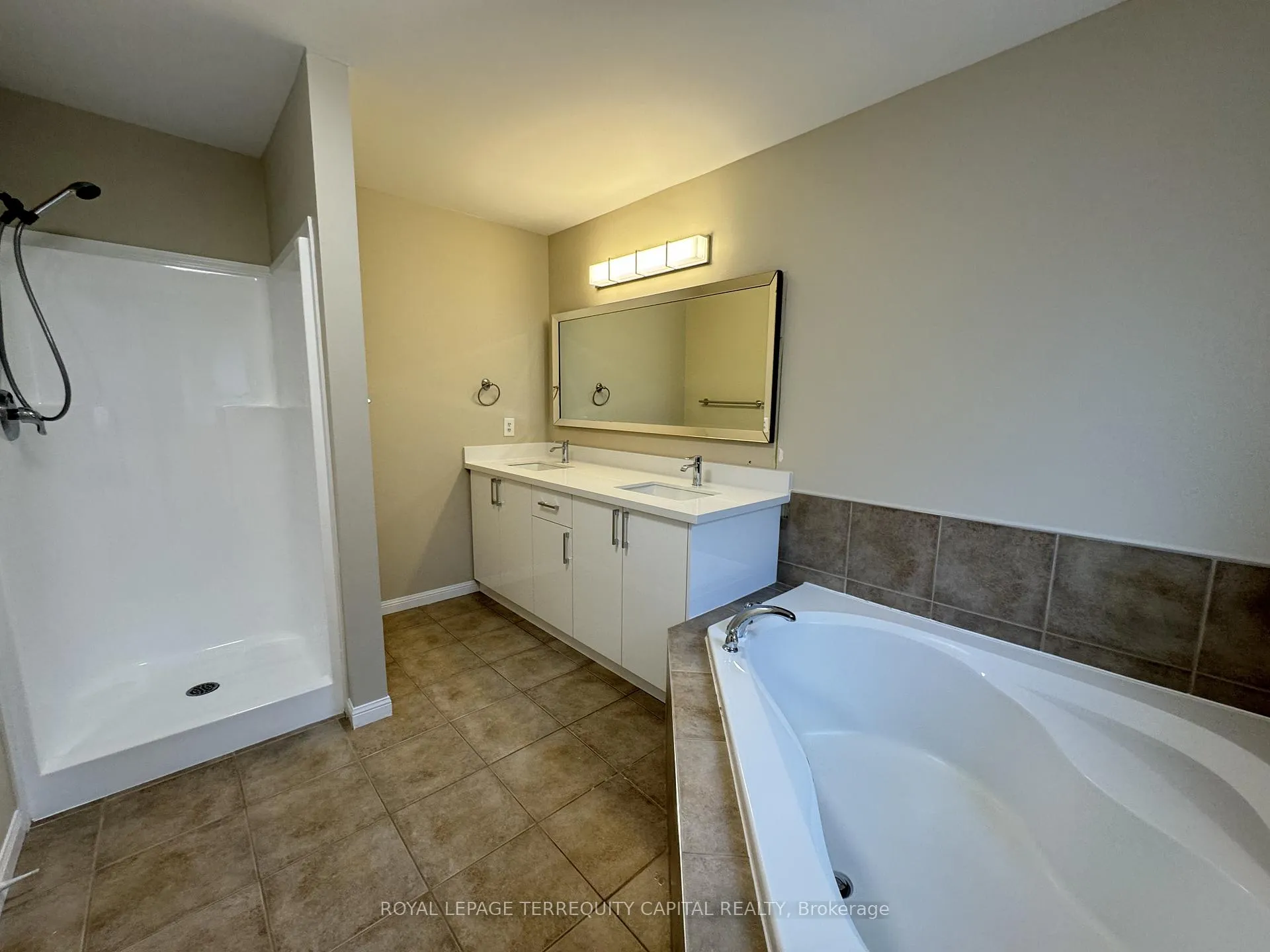 Photo 17 of 349 Edgehill Drive, Barrie, Edgehill Drive — HOMEH