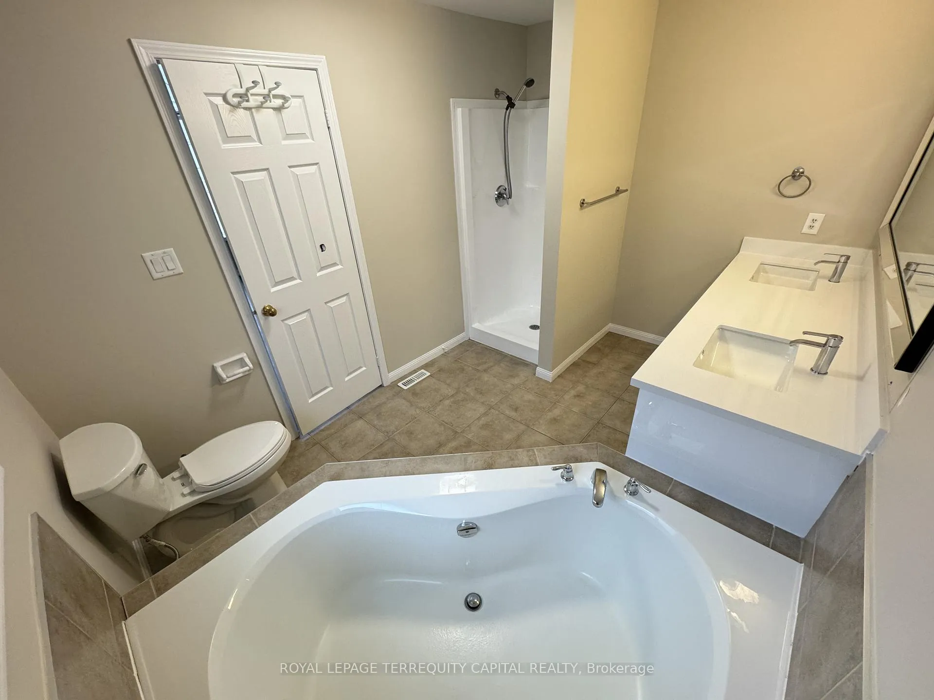 Photo 18 of 349 Edgehill Drive, Barrie, Edgehill Drive — HOMEH