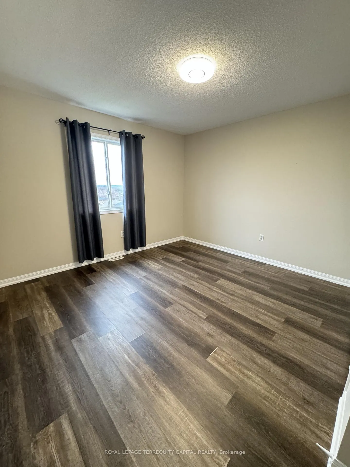 Photo 23 of 349 Edgehill Drive, Barrie, Edgehill Drive — HOMEH