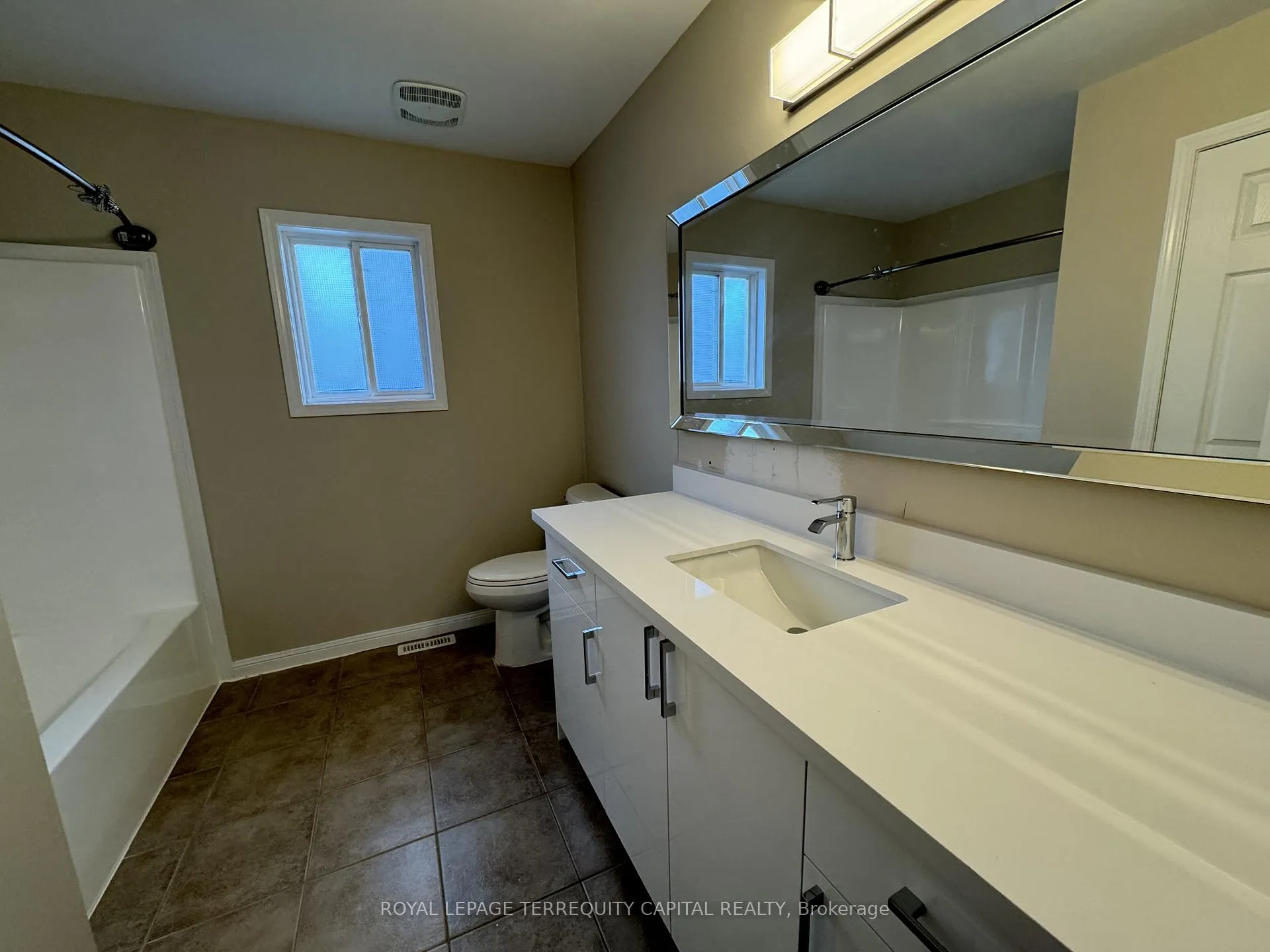 Photo 24 of 349 Edgehill Drive, Barrie, Edgehill Drive — HOMEH