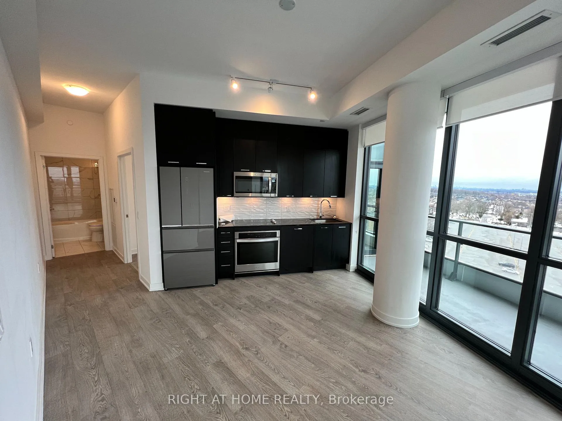 Photo 2 of 120 Eagle Rock Way, Vaughan, Rural Vaughan — HOMEH