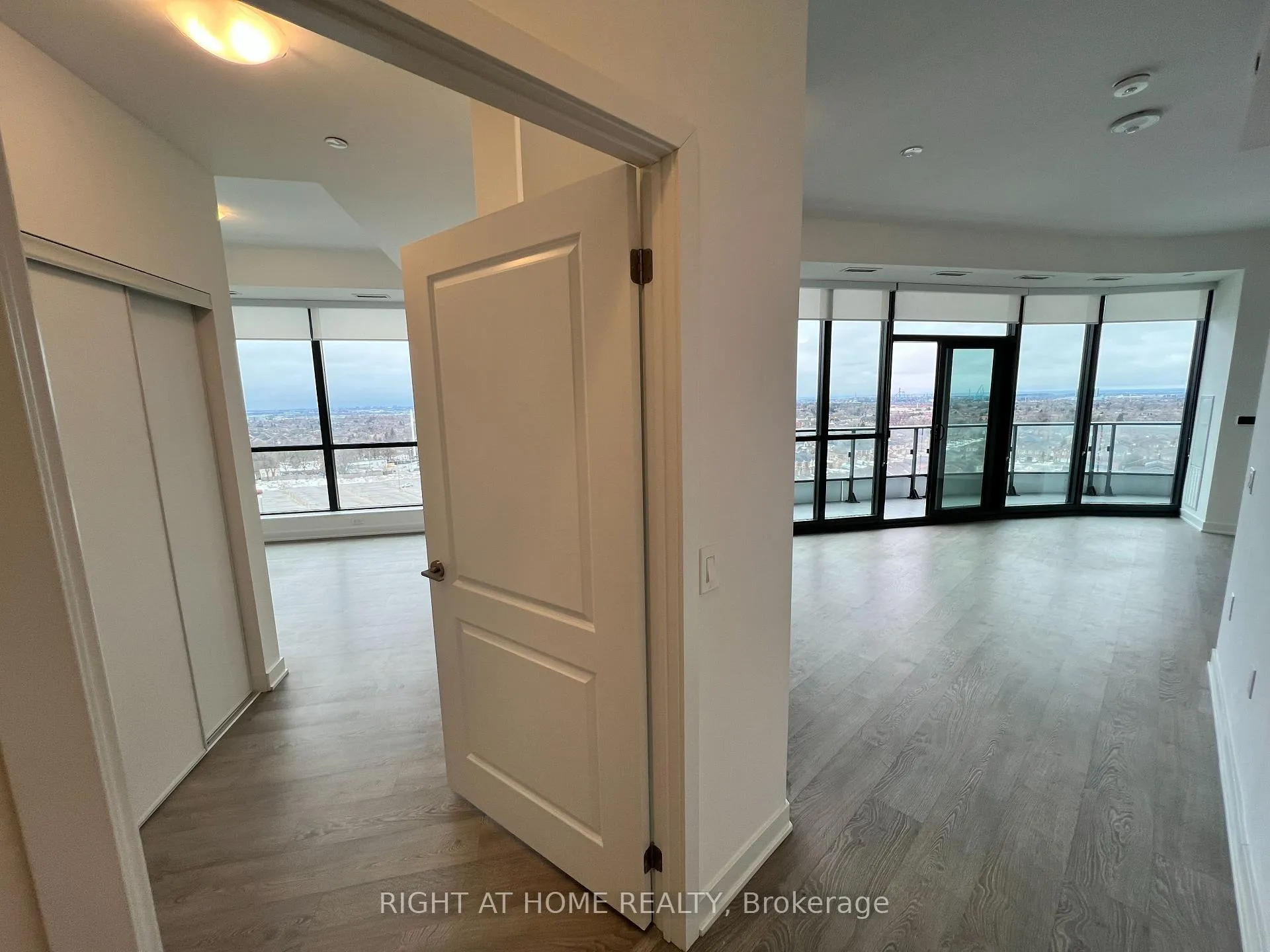 Photo 5 of 120 Eagle Rock Way, Vaughan, Rural Vaughan — HOMEH