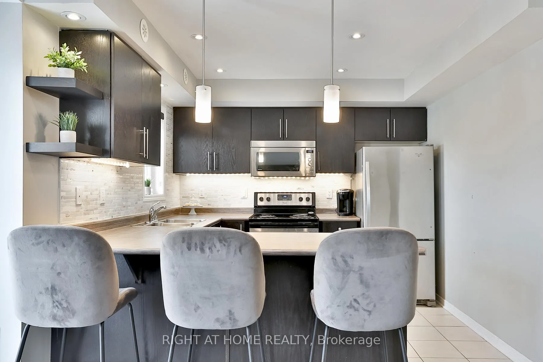 Photo 7 of 168 Kingston Road W, Ajax, Central — HOMEH