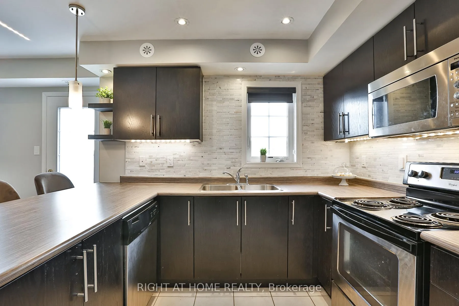 Photo 9 of 168 Kingston Road W, Ajax, Central — HOMEH