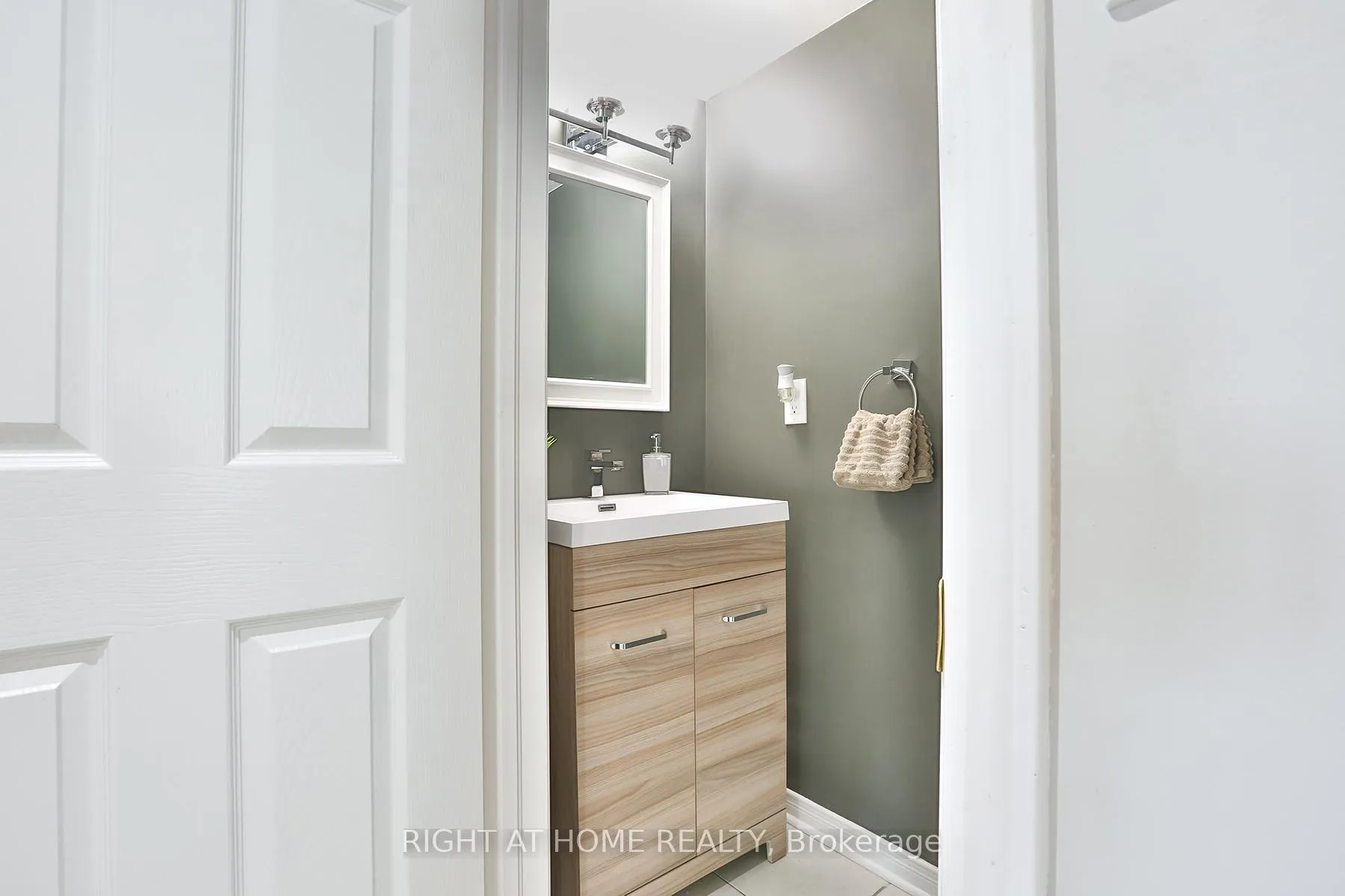 Photo 10 of 168 Kingston Road W, Ajax, Central — HOMEH