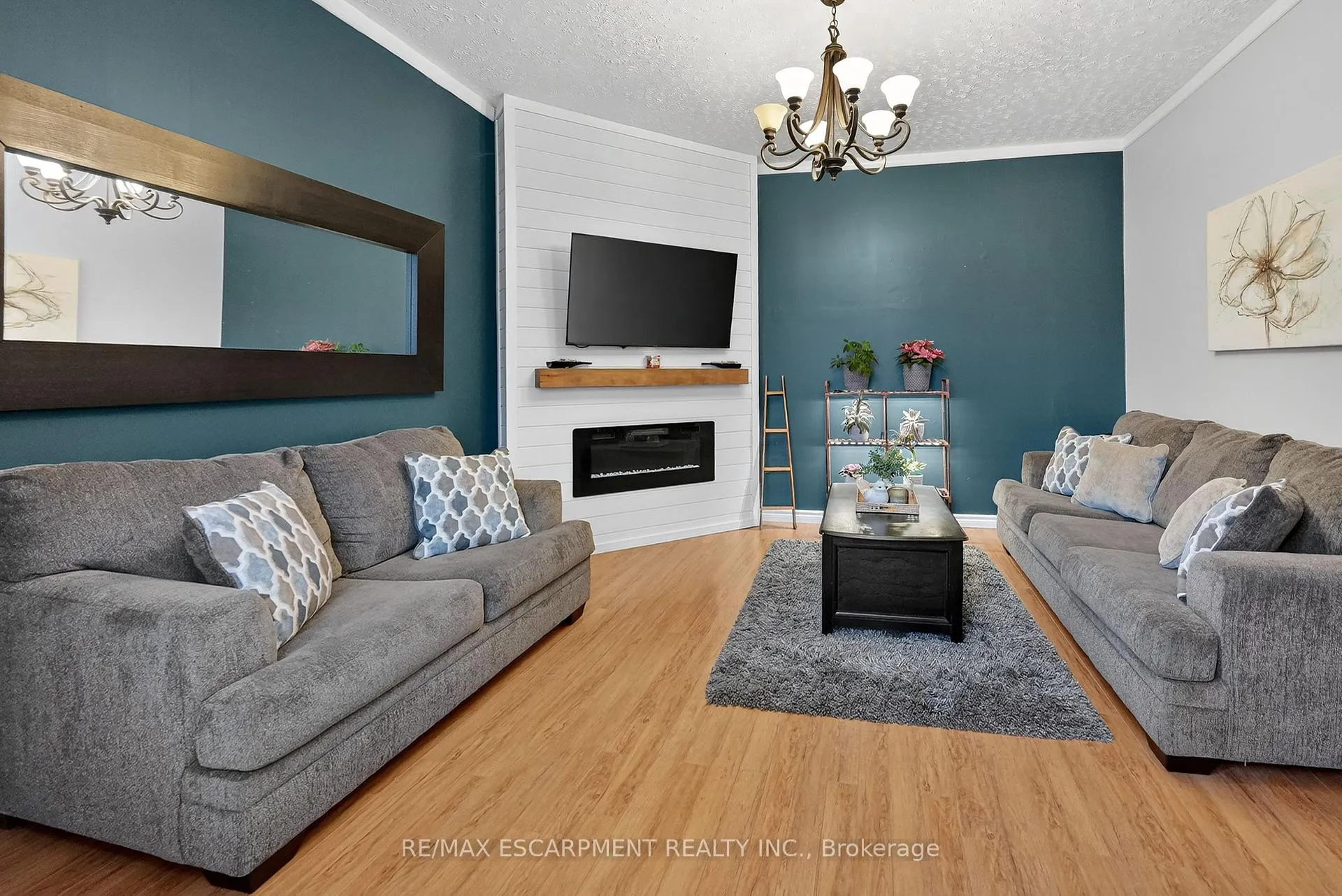 Photo 2 of 287 Main Street E, Grimsby, Grimsby East — HOMEH