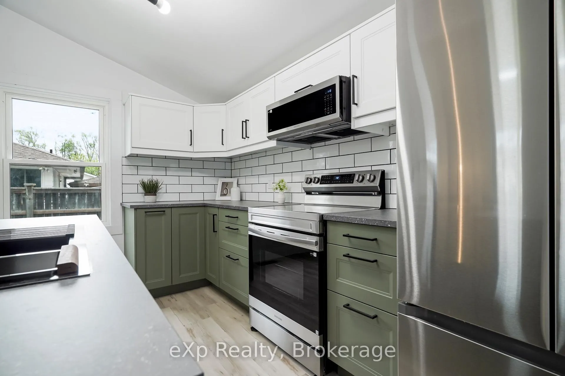 Photo 15 of 867 Devine Street, Sarnia — HOMEH