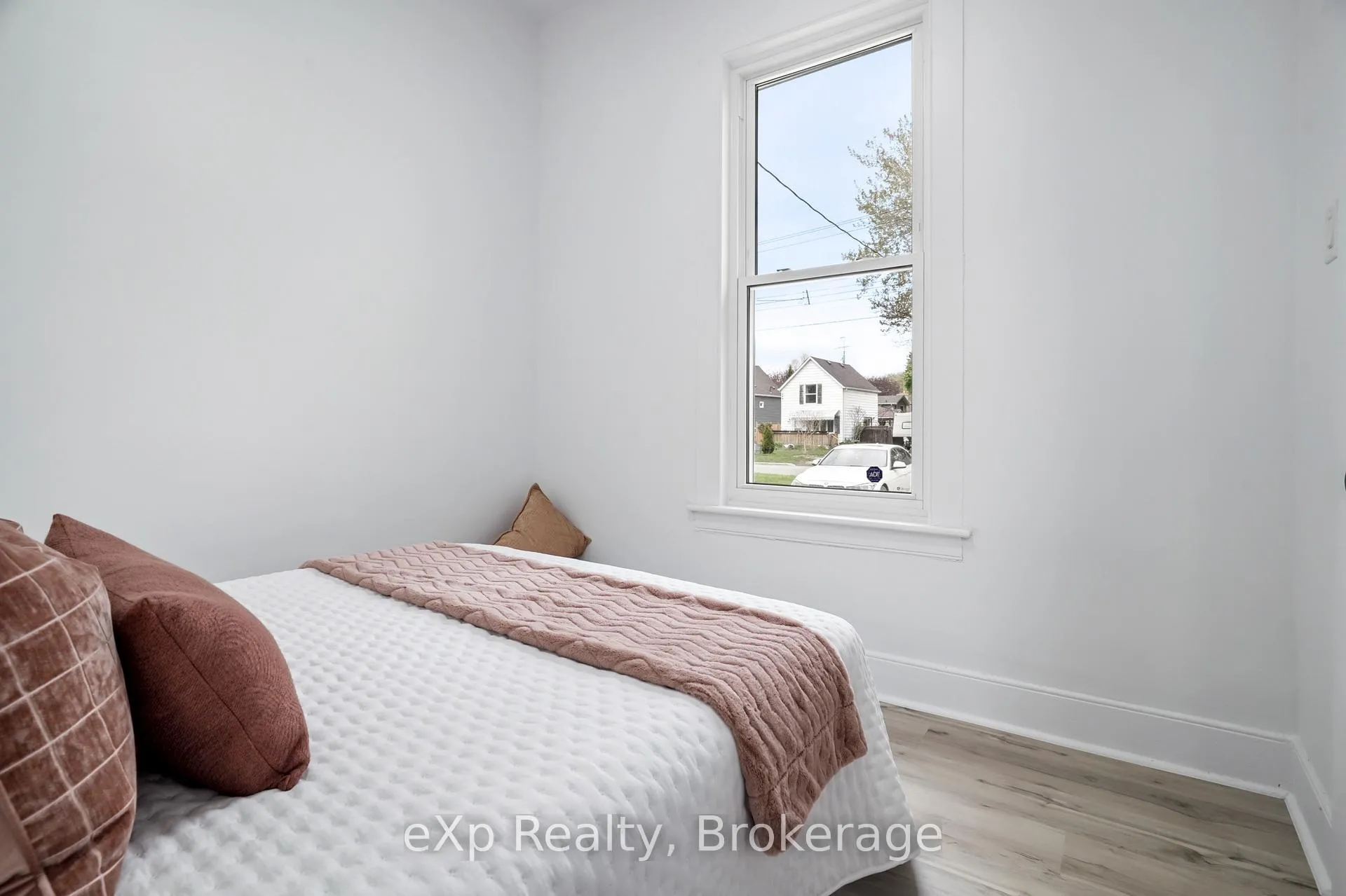 Photo 17 of 867 Devine Street, Sarnia — HOMEH