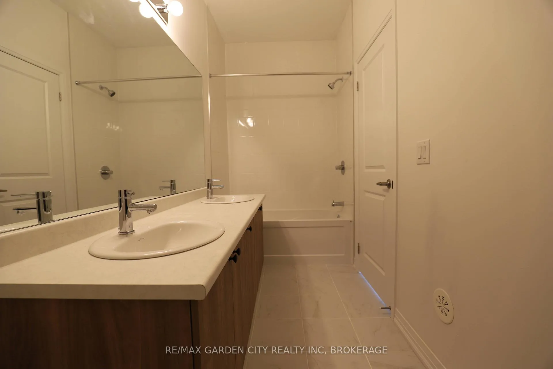 Photo 4 of 12 Sidney Rose Common, St. Catharines, Glendale/Glenridge — HOMEH
