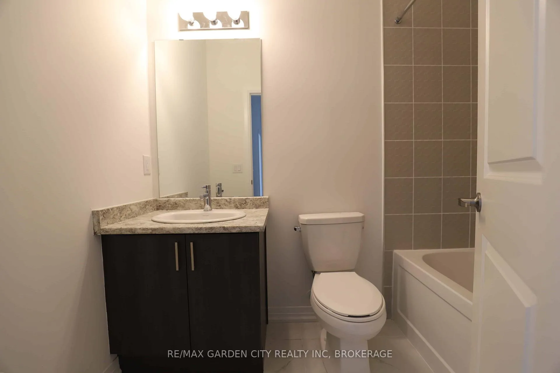 Photo 7 of 12 Sidney Rose Common, St. Catharines, Glendale/Glenridge — HOMEH