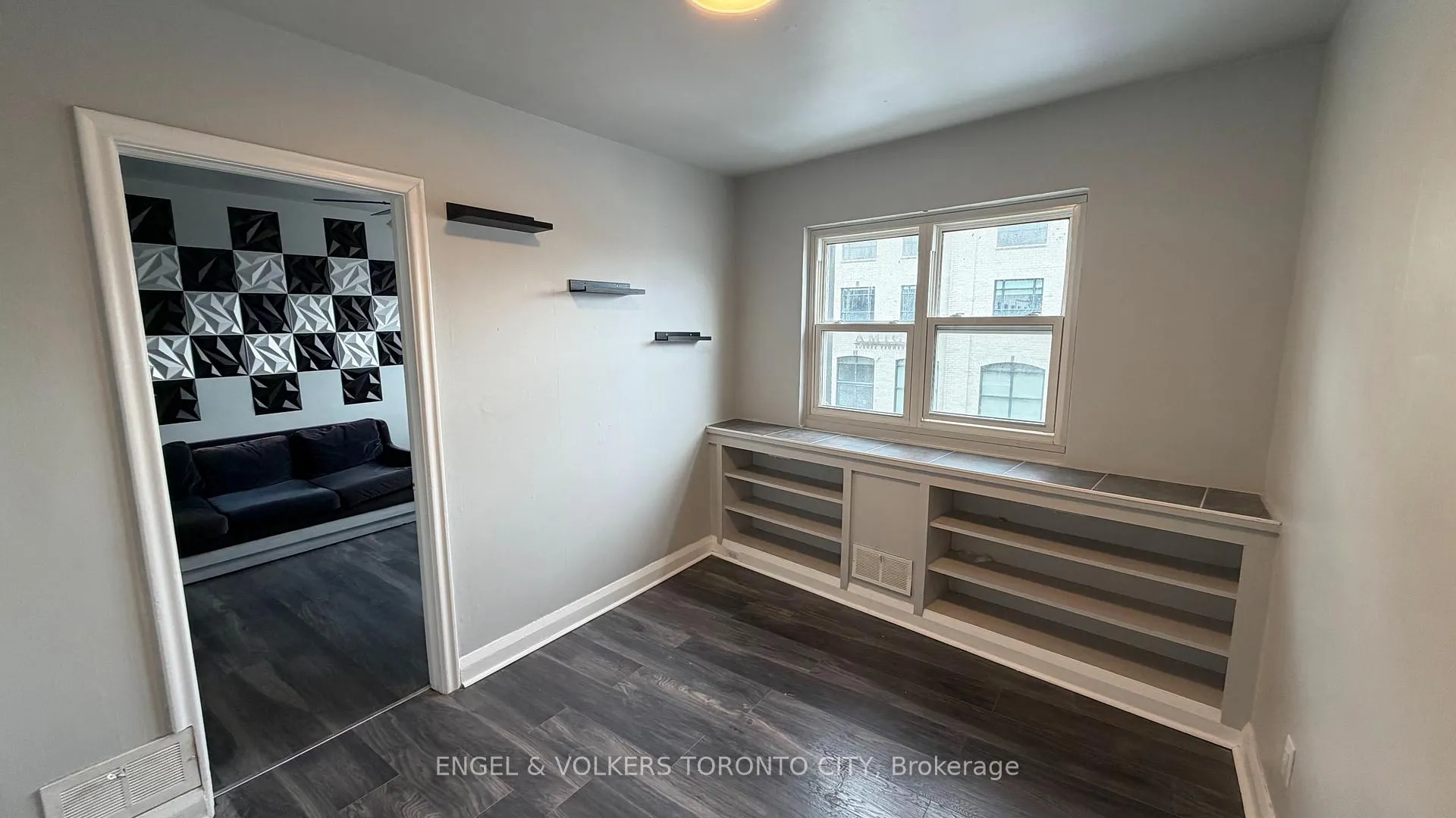 Photo 10 of Unit 1, 15191 Yonge Street, Aurora, Aurora Village — HOMEH