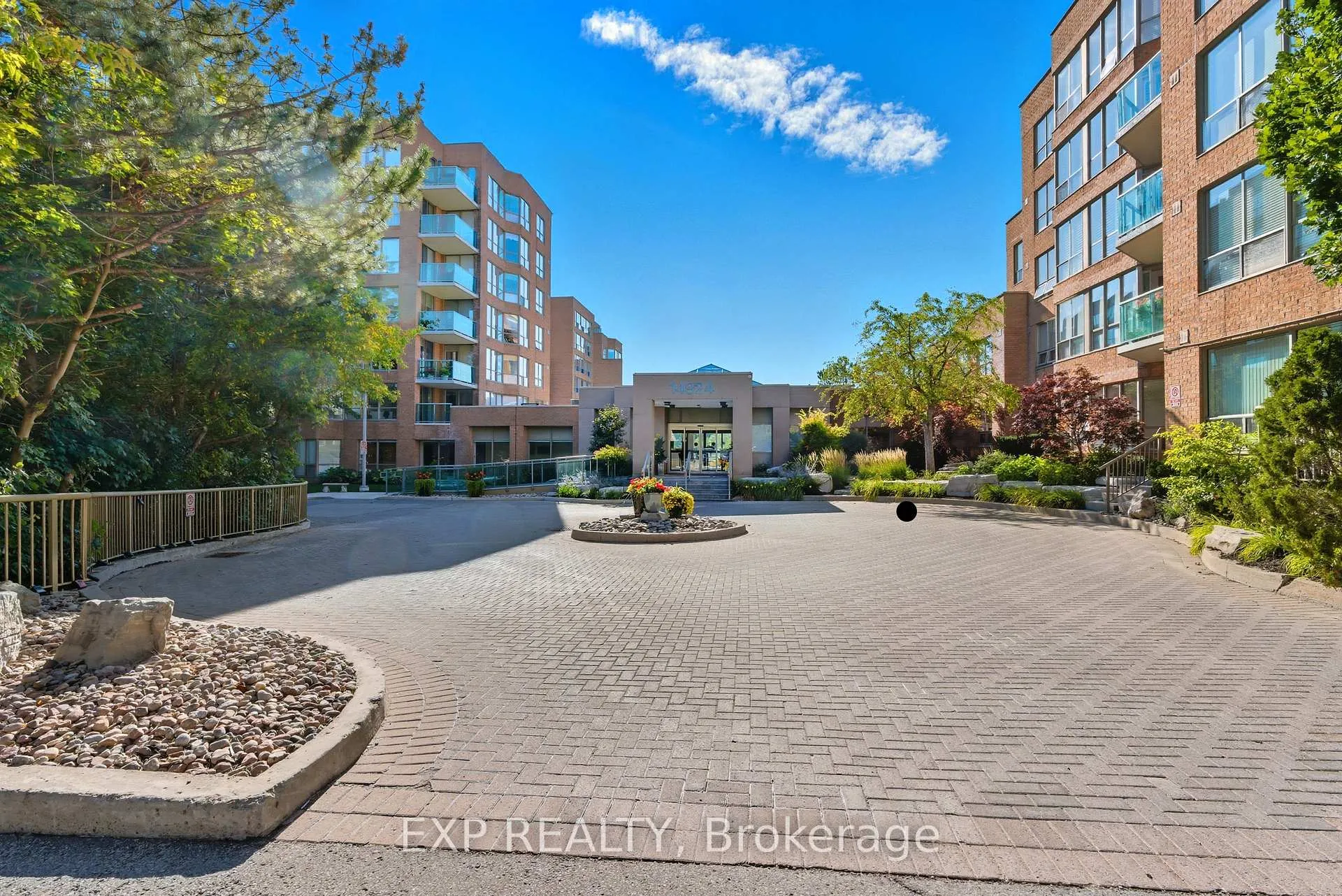 Photo 2 of Unit 111, 14924 Yonge Street, Aurora, Aurora Highlands — HOMEH