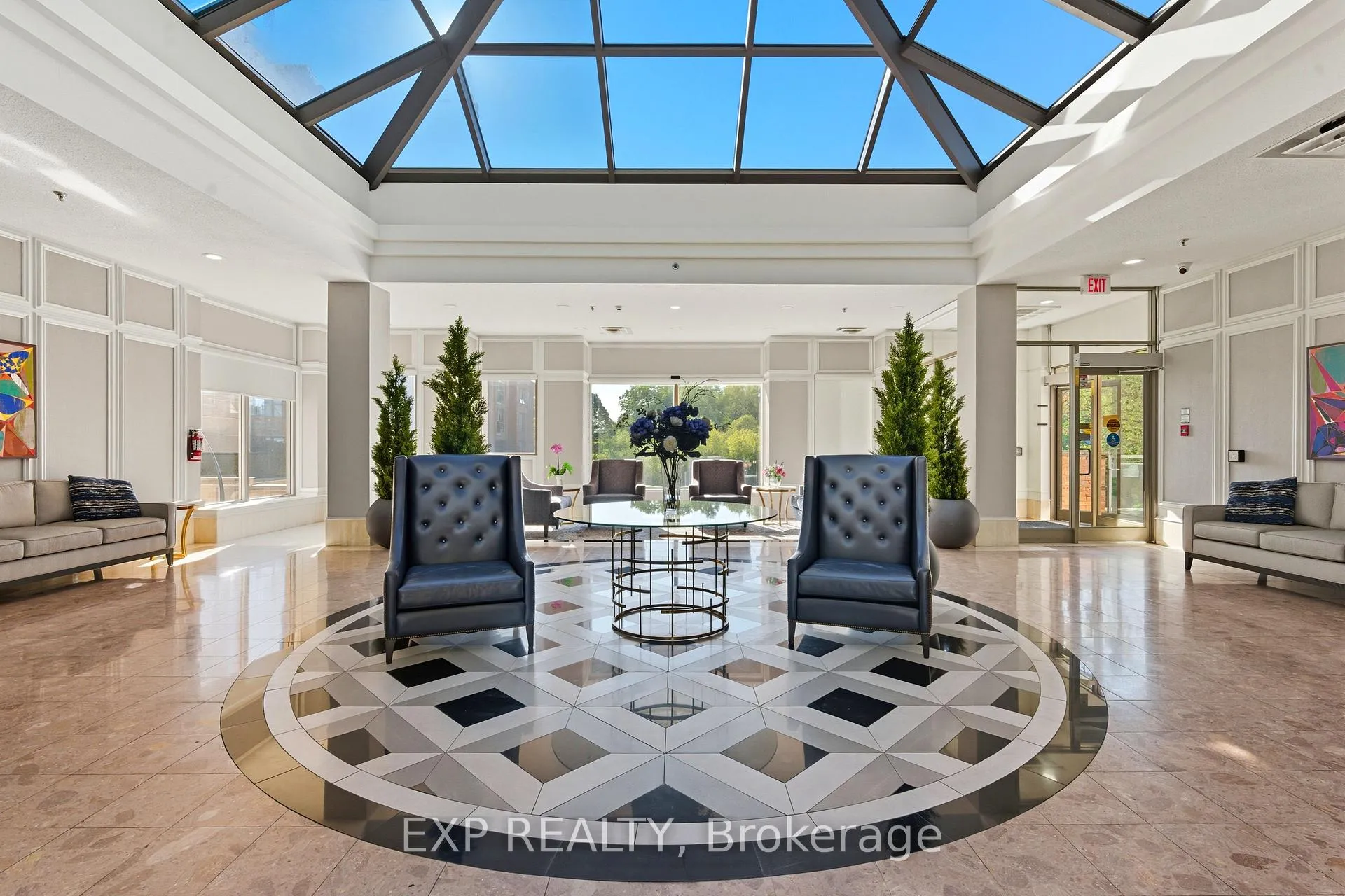 Photo 3 of Unit 111, 14924 Yonge Street, Aurora, Aurora Highlands — HOMEH