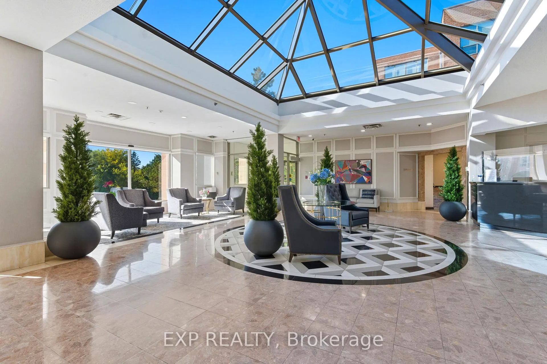 Photo 4 of Unit 111, 14924 Yonge Street, Aurora, Aurora Highlands — HOMEH