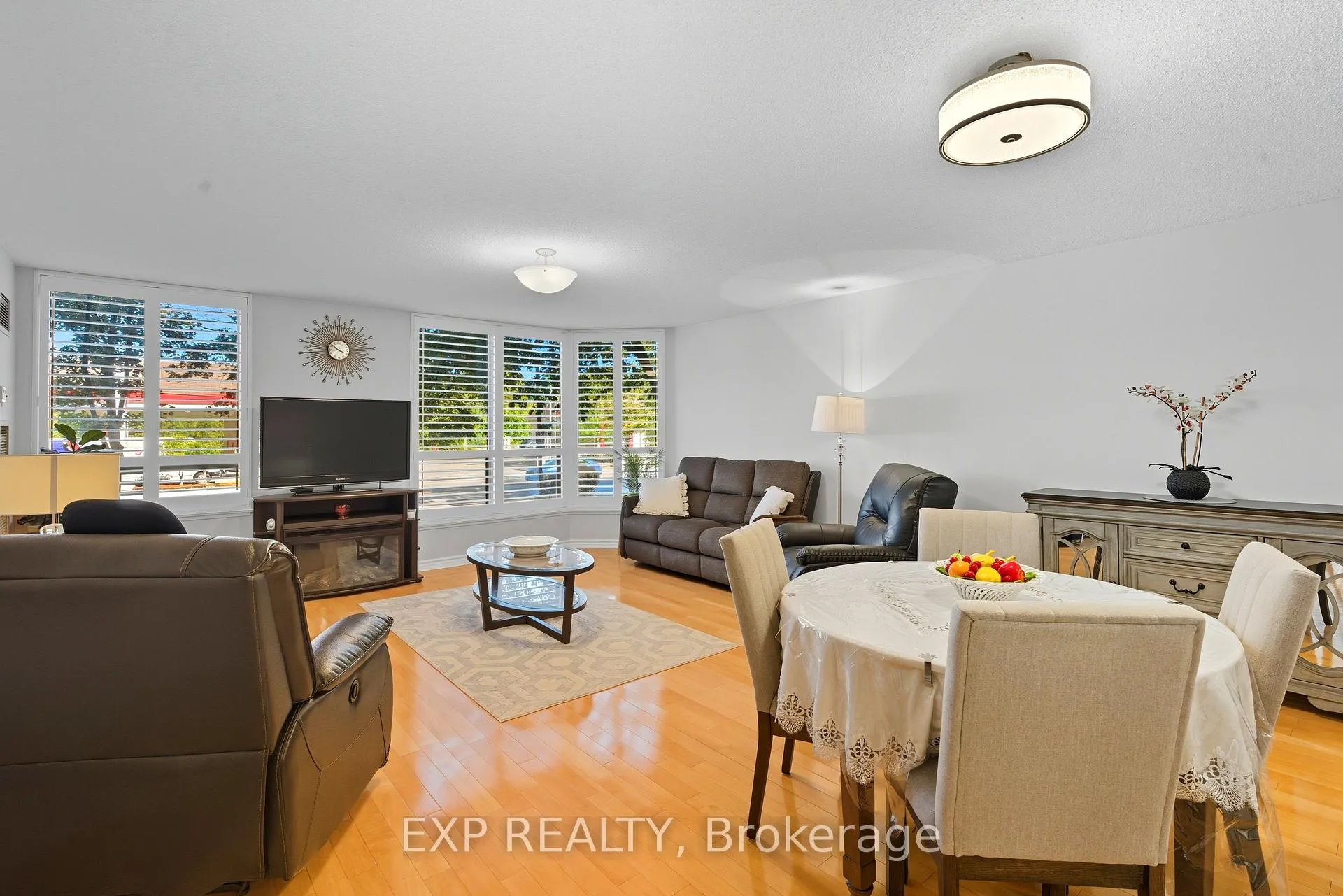 Photo 6 of Unit 111, 14924 Yonge Street, Aurora, Aurora Highlands — HOMEH