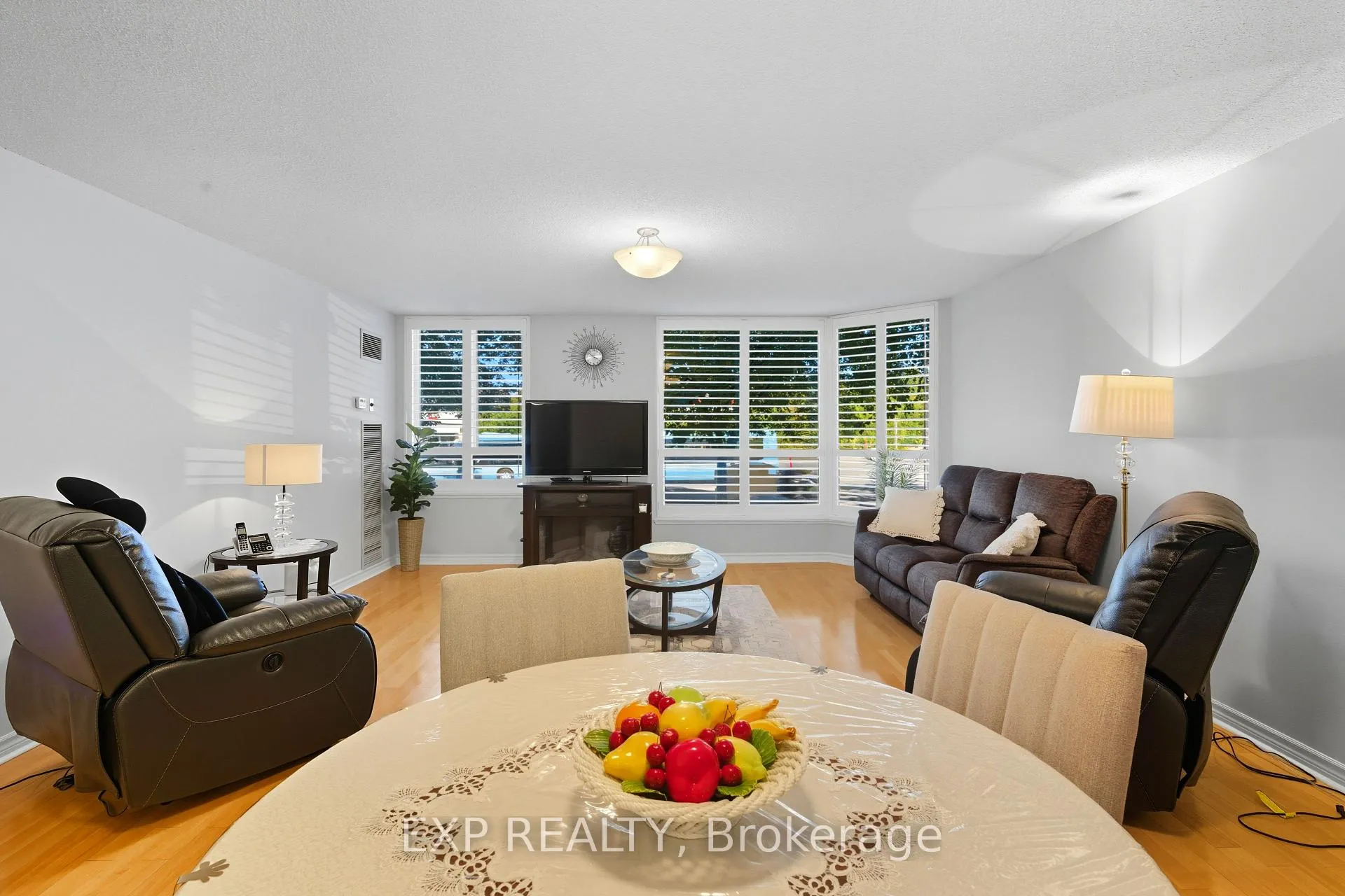 Photo 7 of Unit 111, 14924 Yonge Street, Aurora, Aurora Highlands — HOMEH