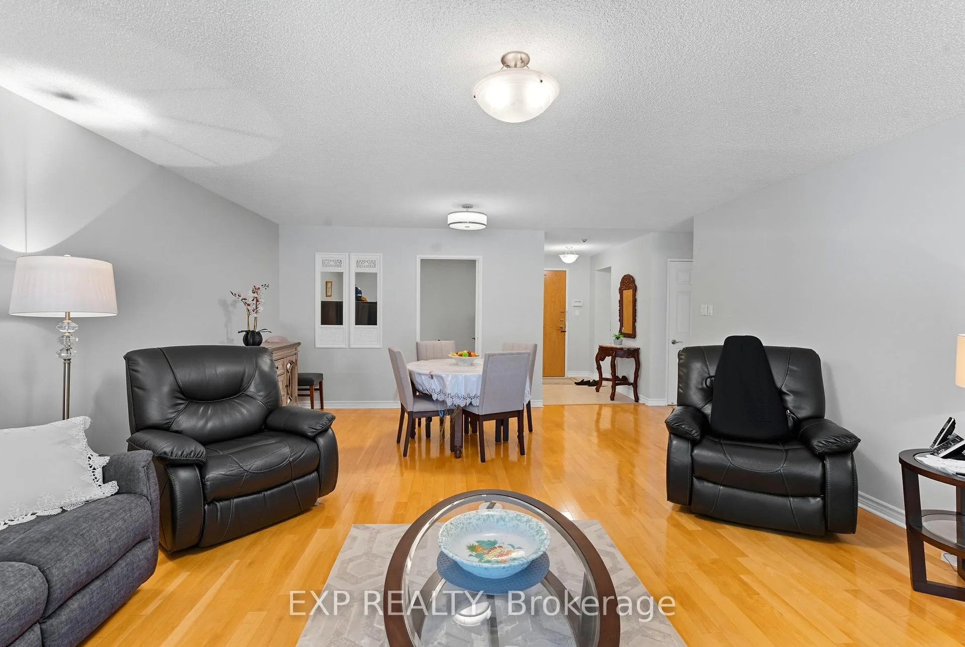 Photo 8 of Unit 111, 14924 Yonge Street, Aurora, Aurora Highlands — HOMEH