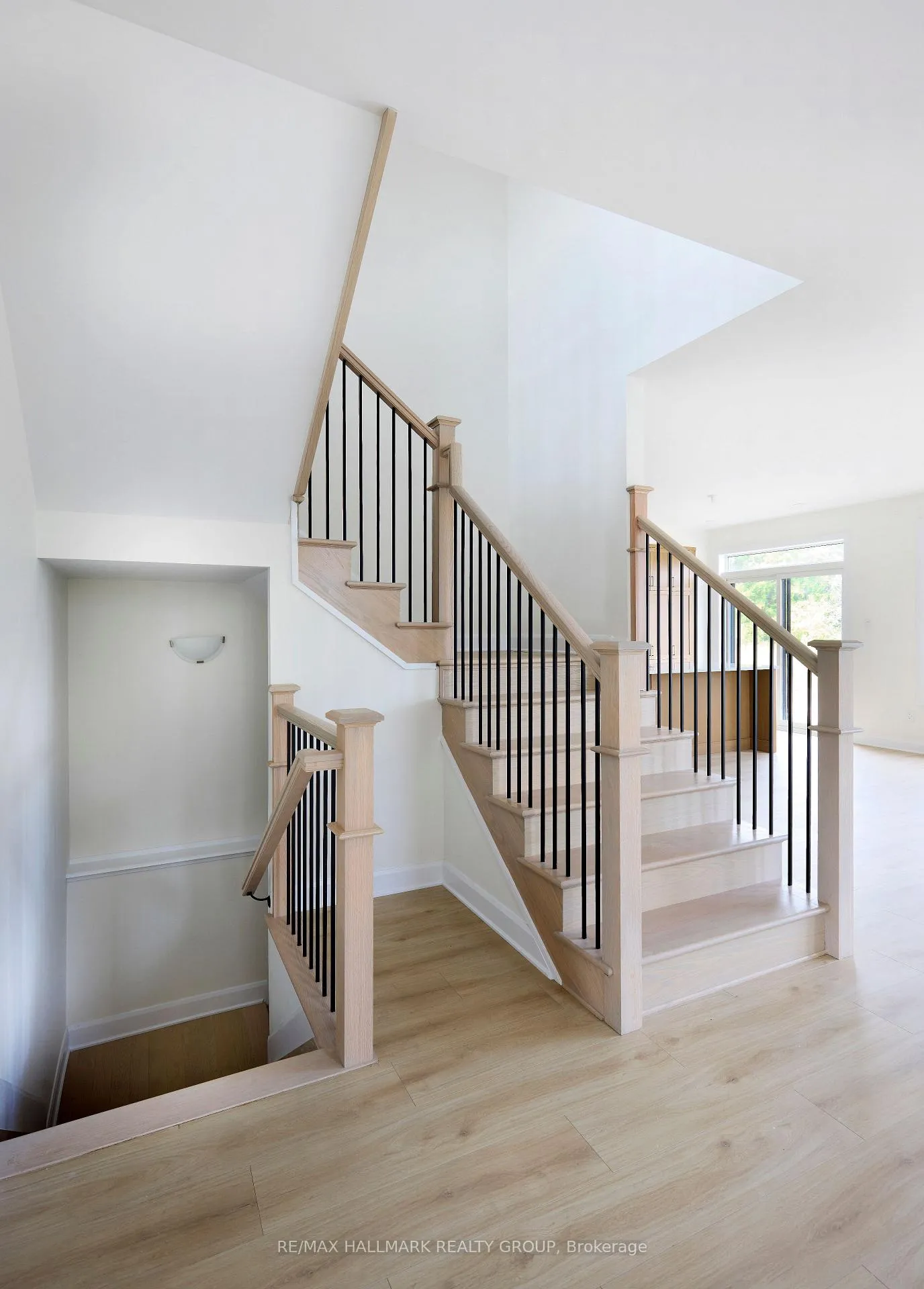 Photo 4 of 678 Persimmon Way, Ottawa, Chapel Hill South - Orleans Village — HOMEH