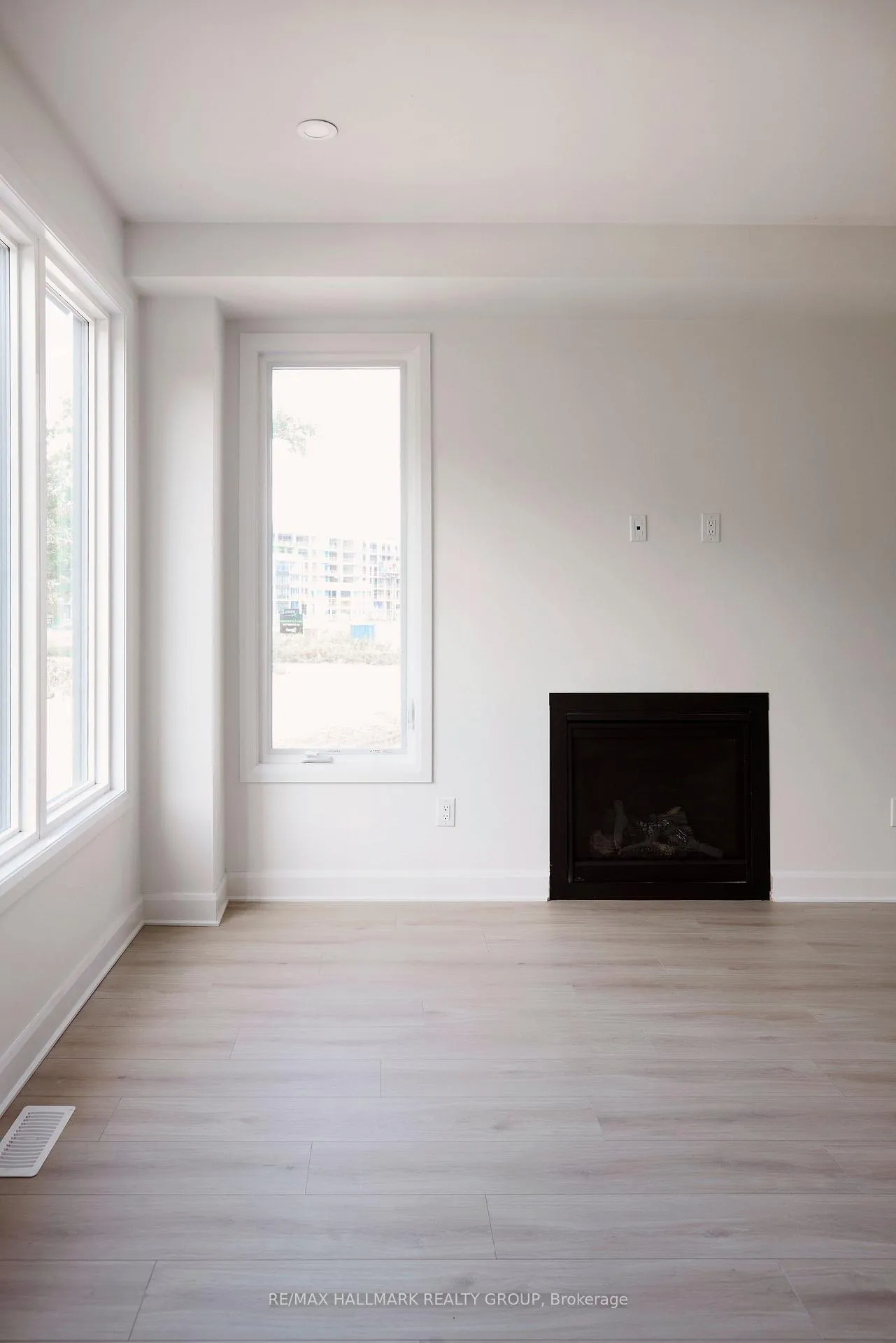 Photo 9 of 678 Persimmon Way, Ottawa, Chapel Hill South - Orleans Village — HOMEH