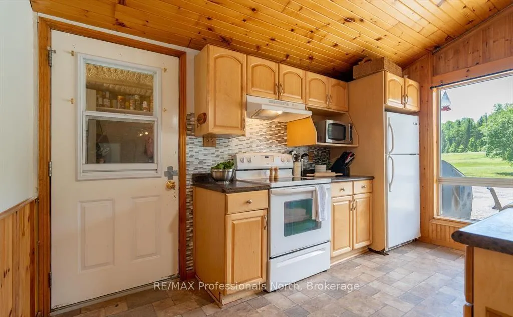 Photo 9 of 899 Katrine Road, Burk's Falls — HOMEH