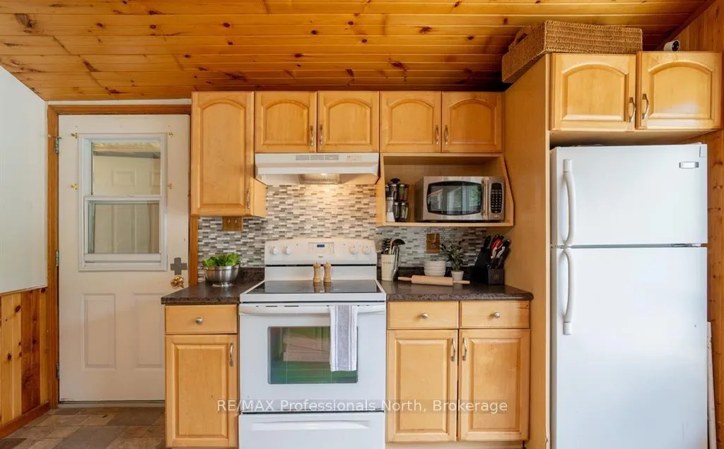 Photo 10 of 899 Katrine Road, Burk's Falls — HOMEH