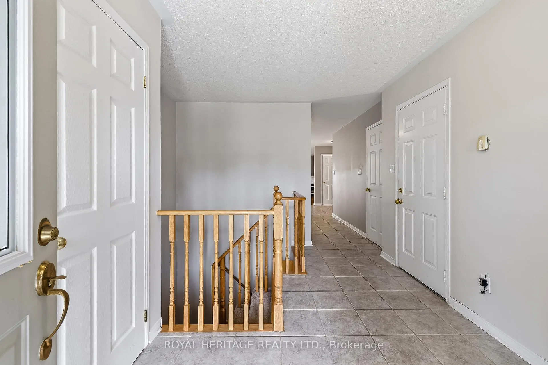 Photo 2 of 19 Fitzpatrick Court, Whitby, Brooklin — HOMEH