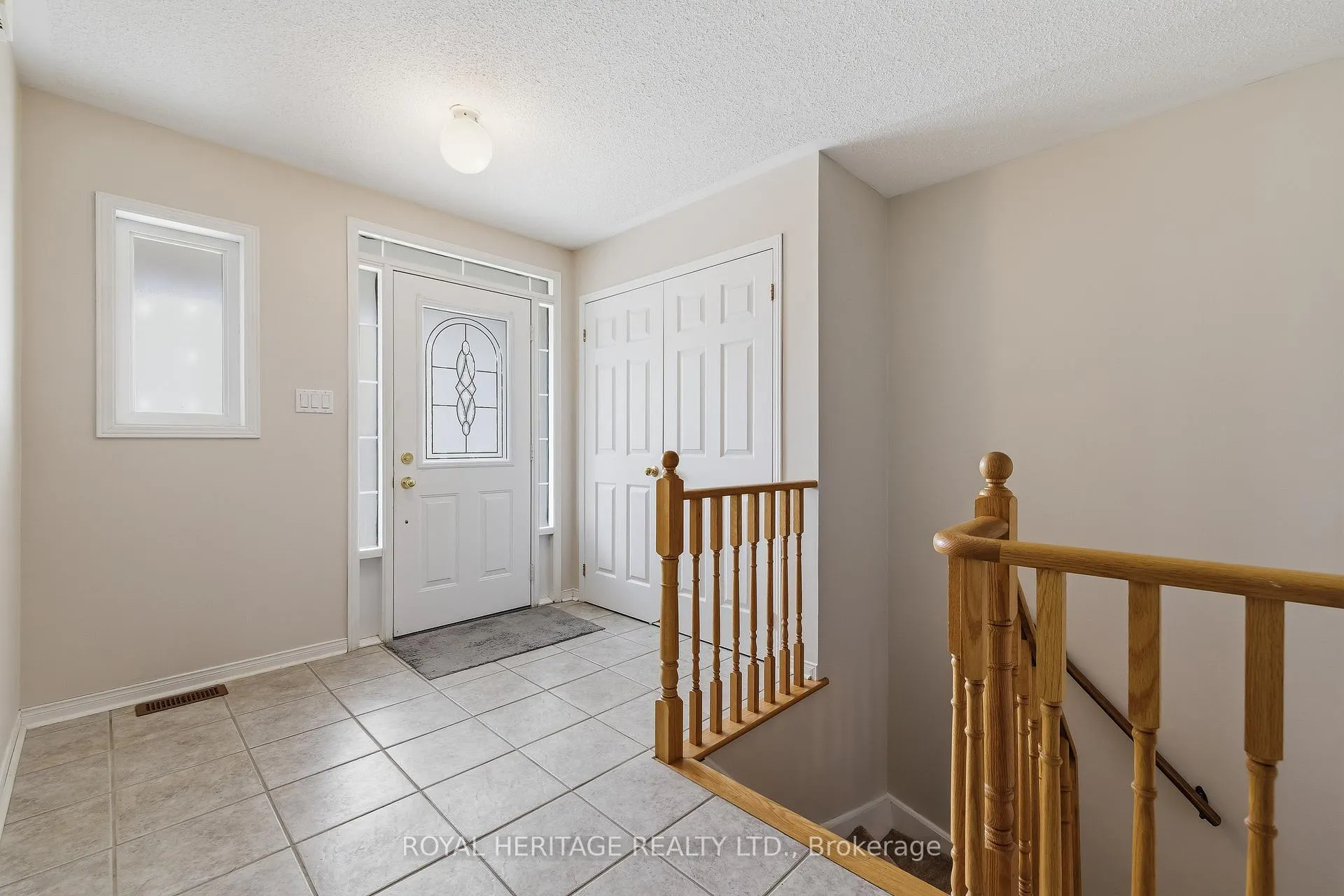 Photo 3 of 19 Fitzpatrick Court, Whitby, Brooklin — HOMEH