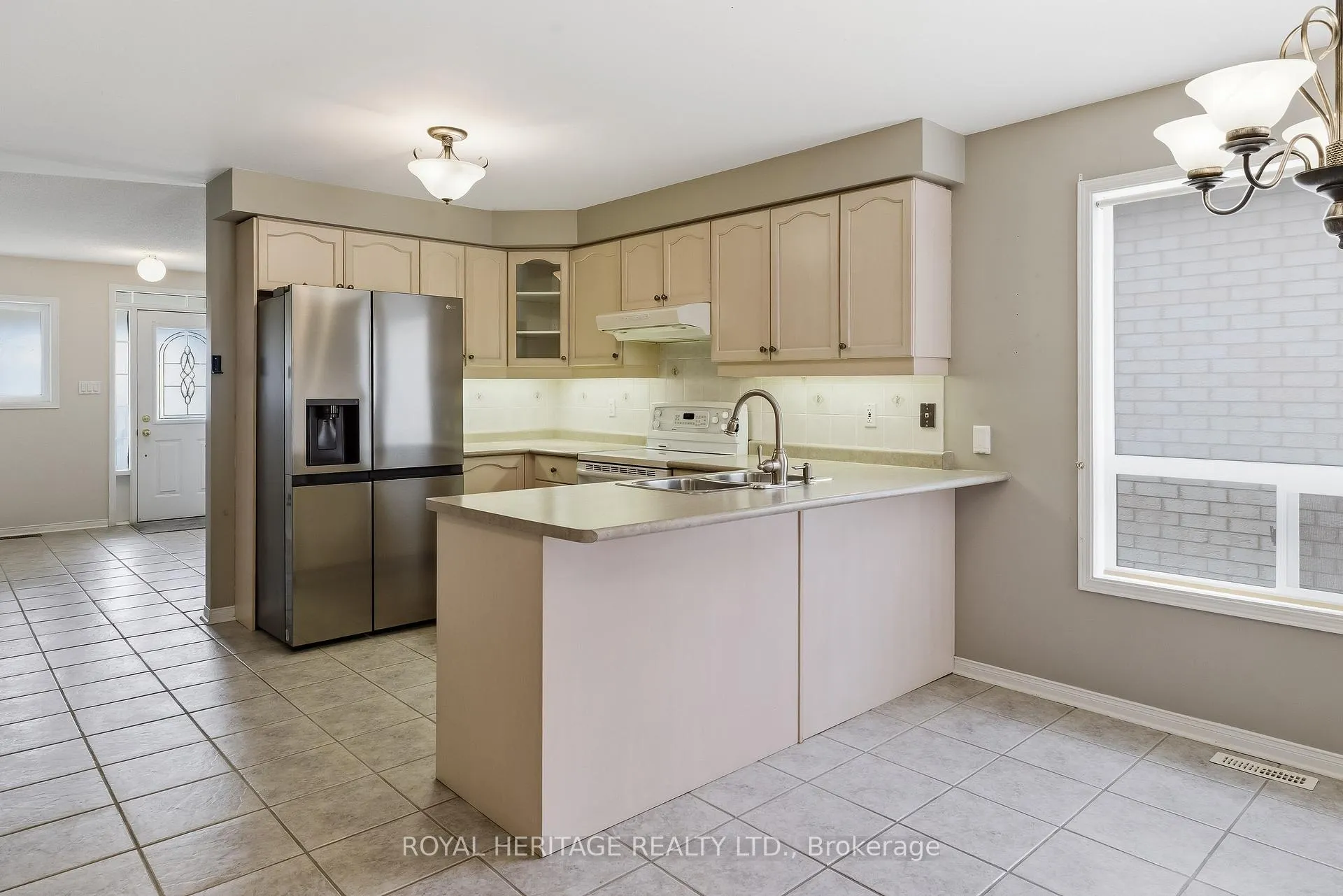 Photo 4 of 19 Fitzpatrick Court, Whitby, Brooklin — HOMEH
