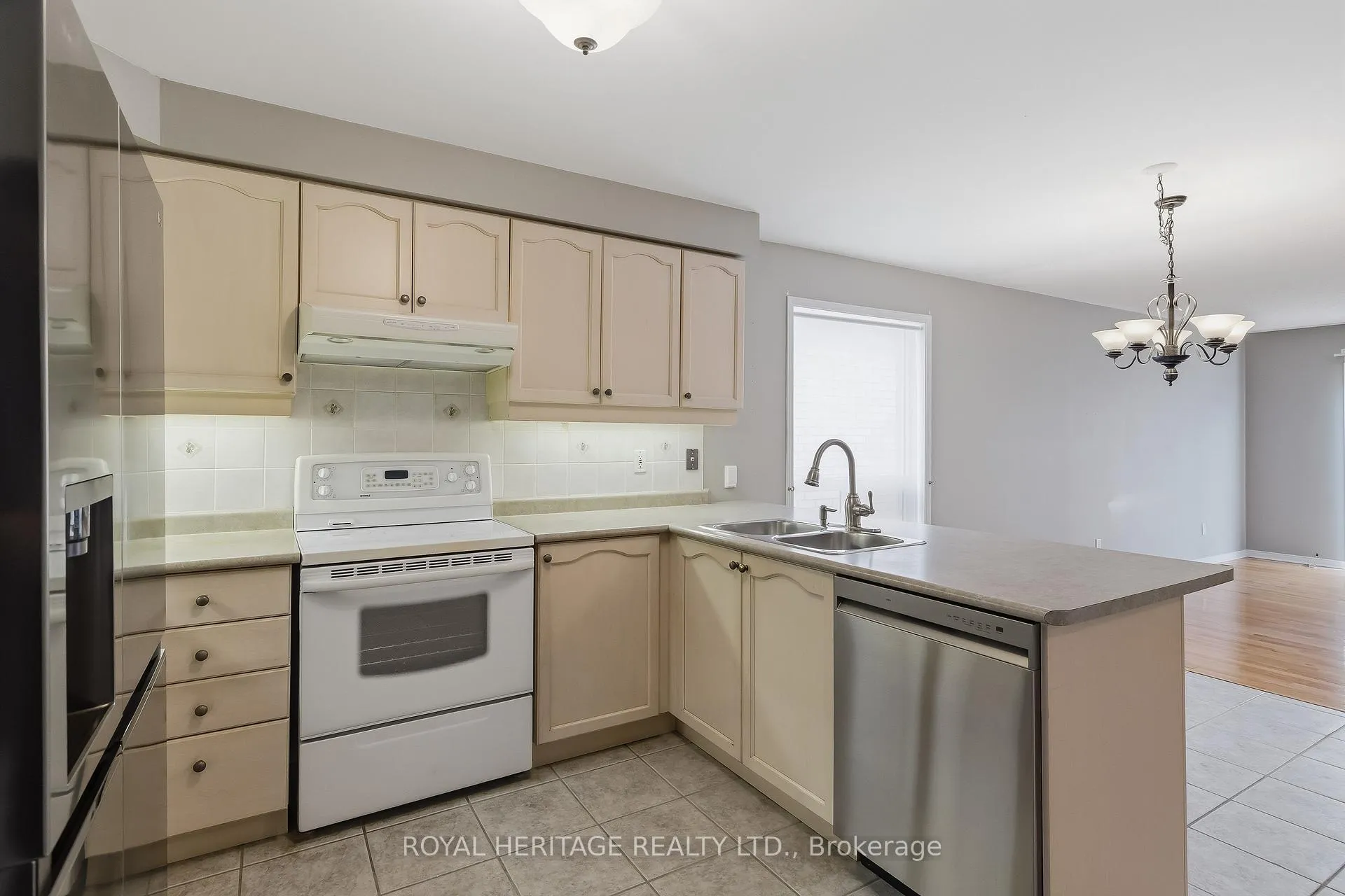 Photo 5 of 19 Fitzpatrick Court, Whitby, Brooklin — HOMEH