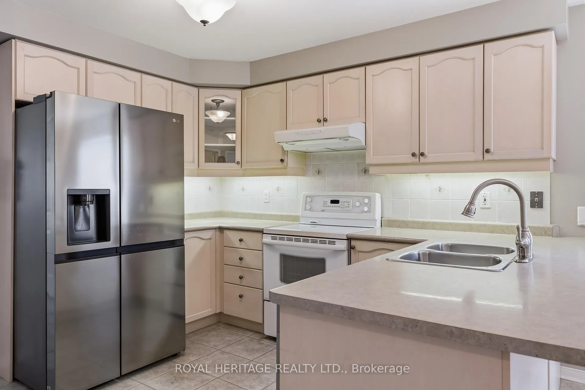 Photo 6 of 19 Fitzpatrick Court, Whitby, Brooklin — HOMEH