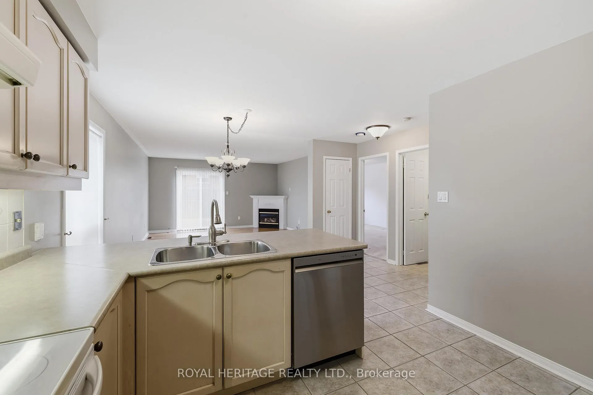 Photo 7 of 19 Fitzpatrick Court, Whitby, Brooklin — HOMEH
