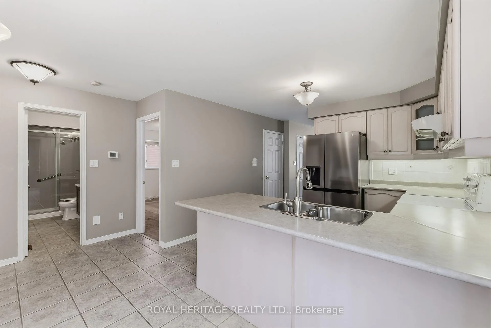 Photo 8 of 19 Fitzpatrick Court, Whitby, Brooklin — HOMEH