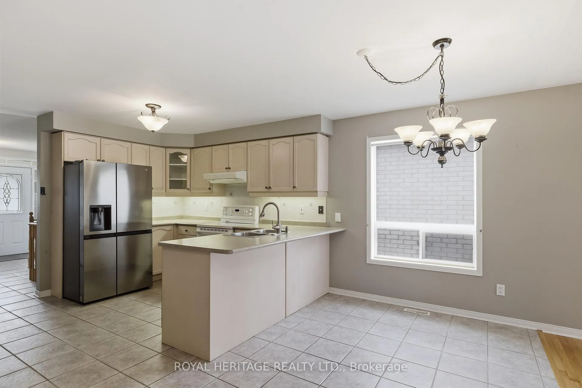 Photo 9 of 19 Fitzpatrick Court, Whitby, Brooklin — HOMEH