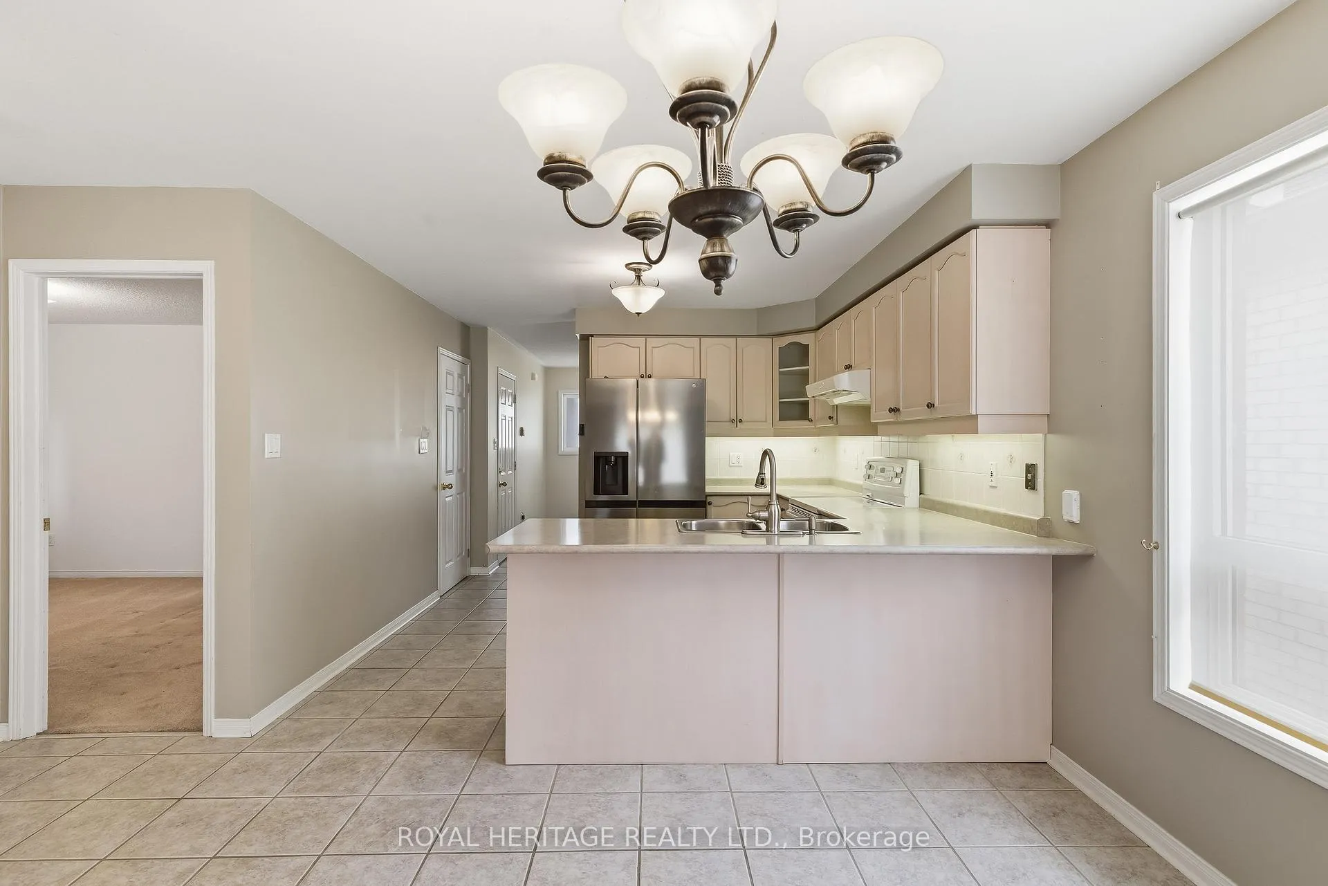 Photo 10 of 19 Fitzpatrick Court, Whitby, Brooklin — HOMEH