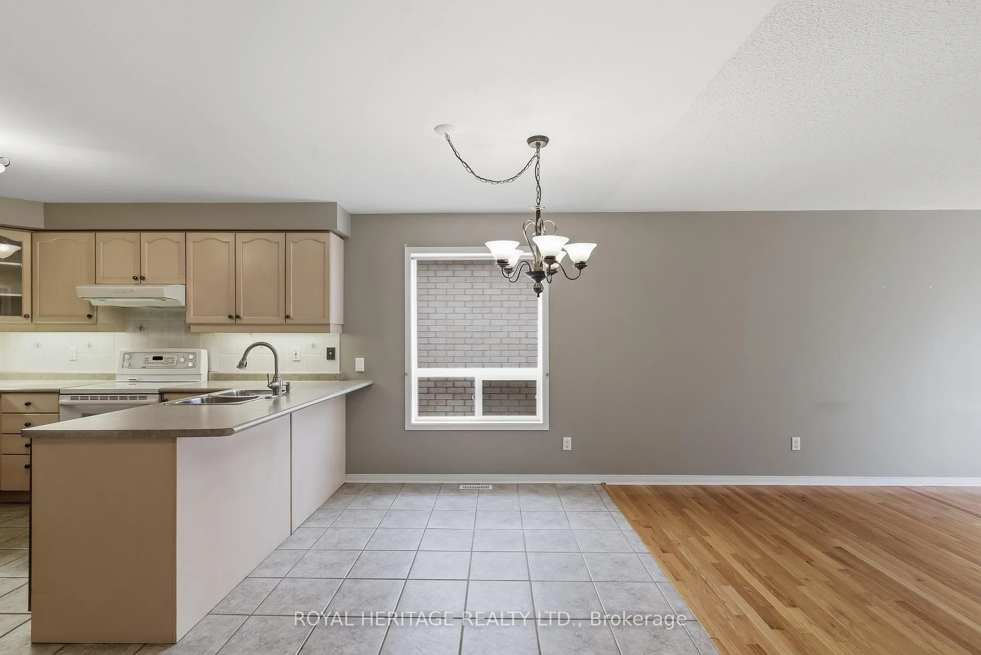 Photo 11 of 19 Fitzpatrick Court, Whitby, Brooklin — HOMEH