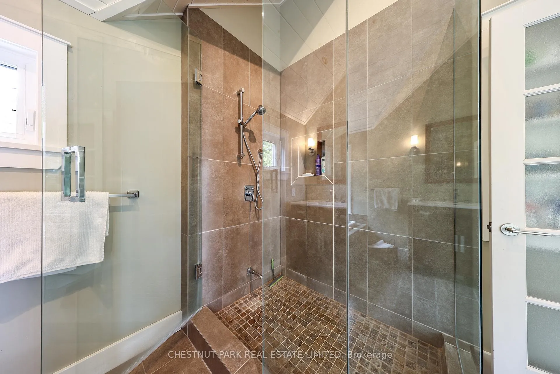 Photo 28 of 46 Parklane Court, Tiny, Rural Tiny — HOMEH