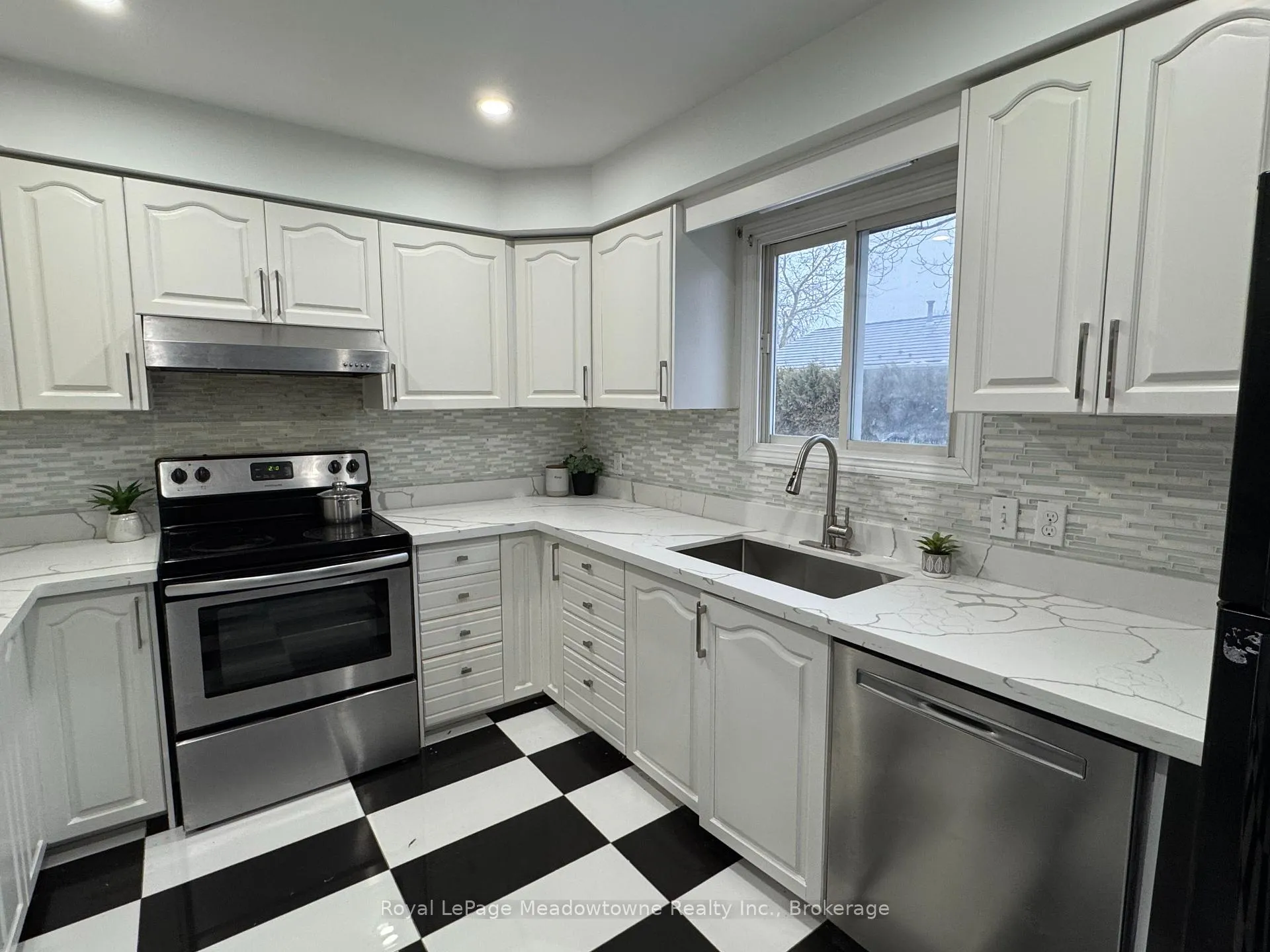 Photo 5 of 13 Thompson Drive, Norfolk, Port Dover — HOMEH