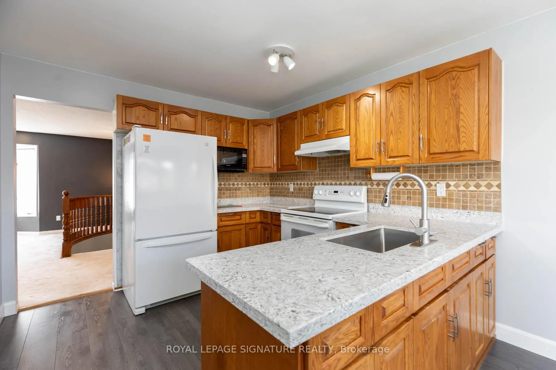 Photo 15 of 34 Kingswood Drive E, Clarington, Courtice — HOMEH