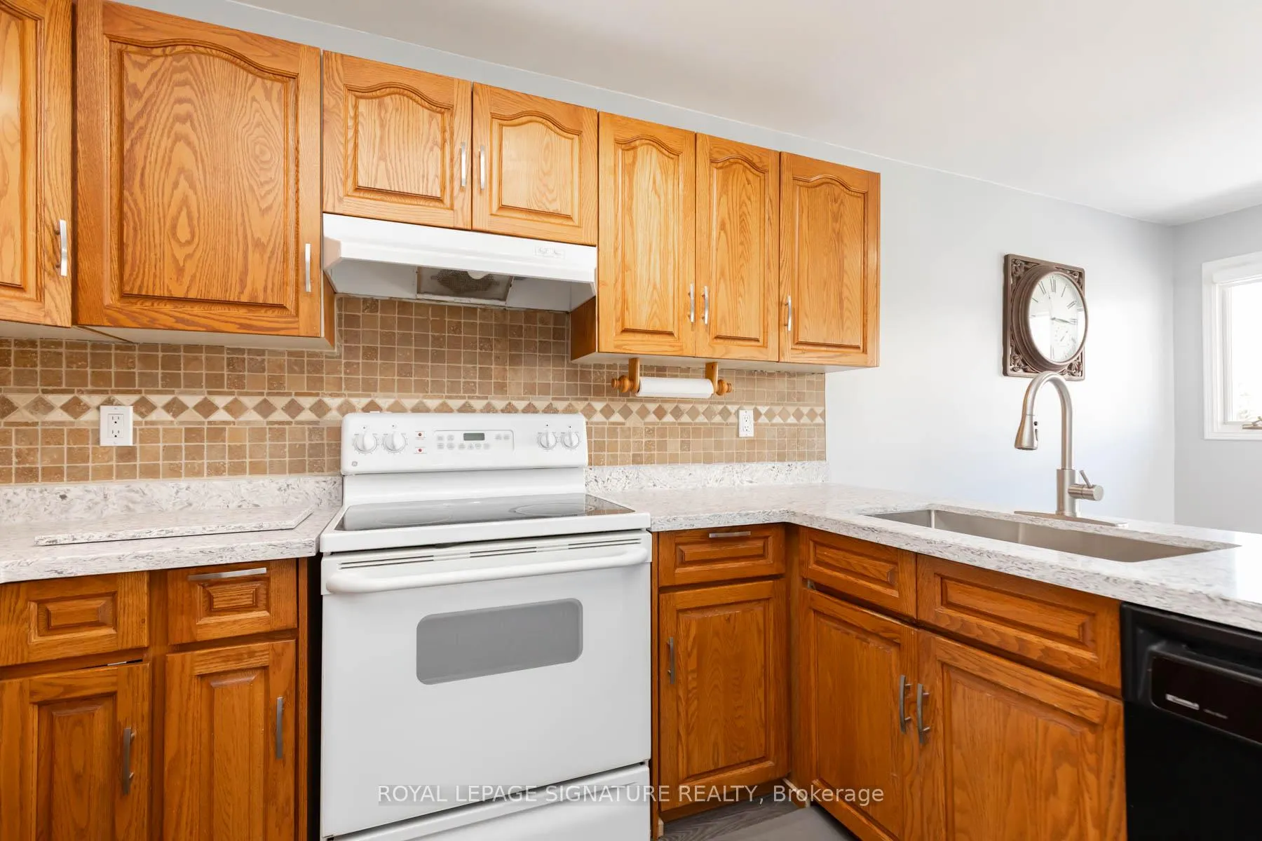 Photo 16 of 34 Kingswood Drive E, Clarington, Courtice — HOMEH