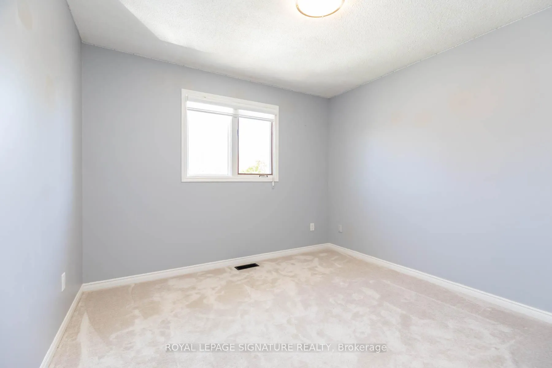 Photo 21 of 34 Kingswood Drive E, Clarington, Courtice — HOMEH