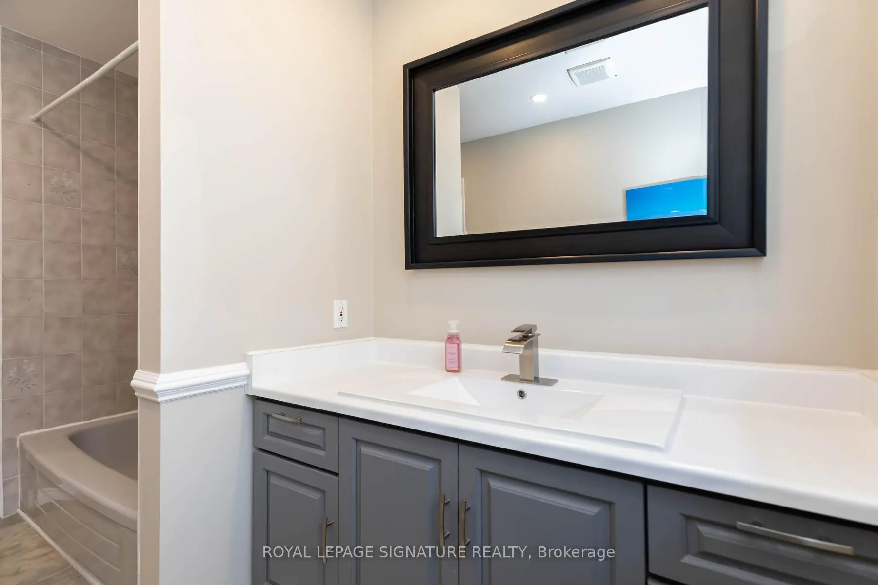 Photo 26 of 34 Kingswood Drive E, Clarington, Courtice — HOMEH