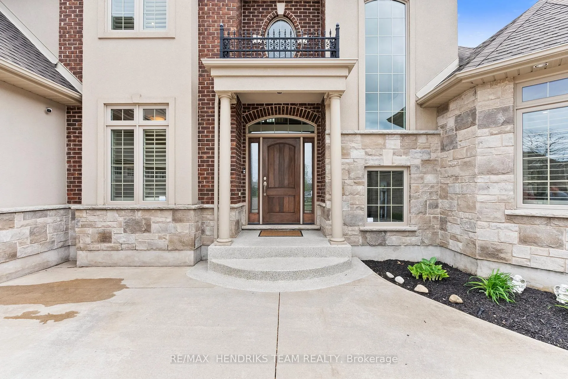 Photo 3 of 13 Mclean Court, St. Catharines, Grapeview — HOMEH