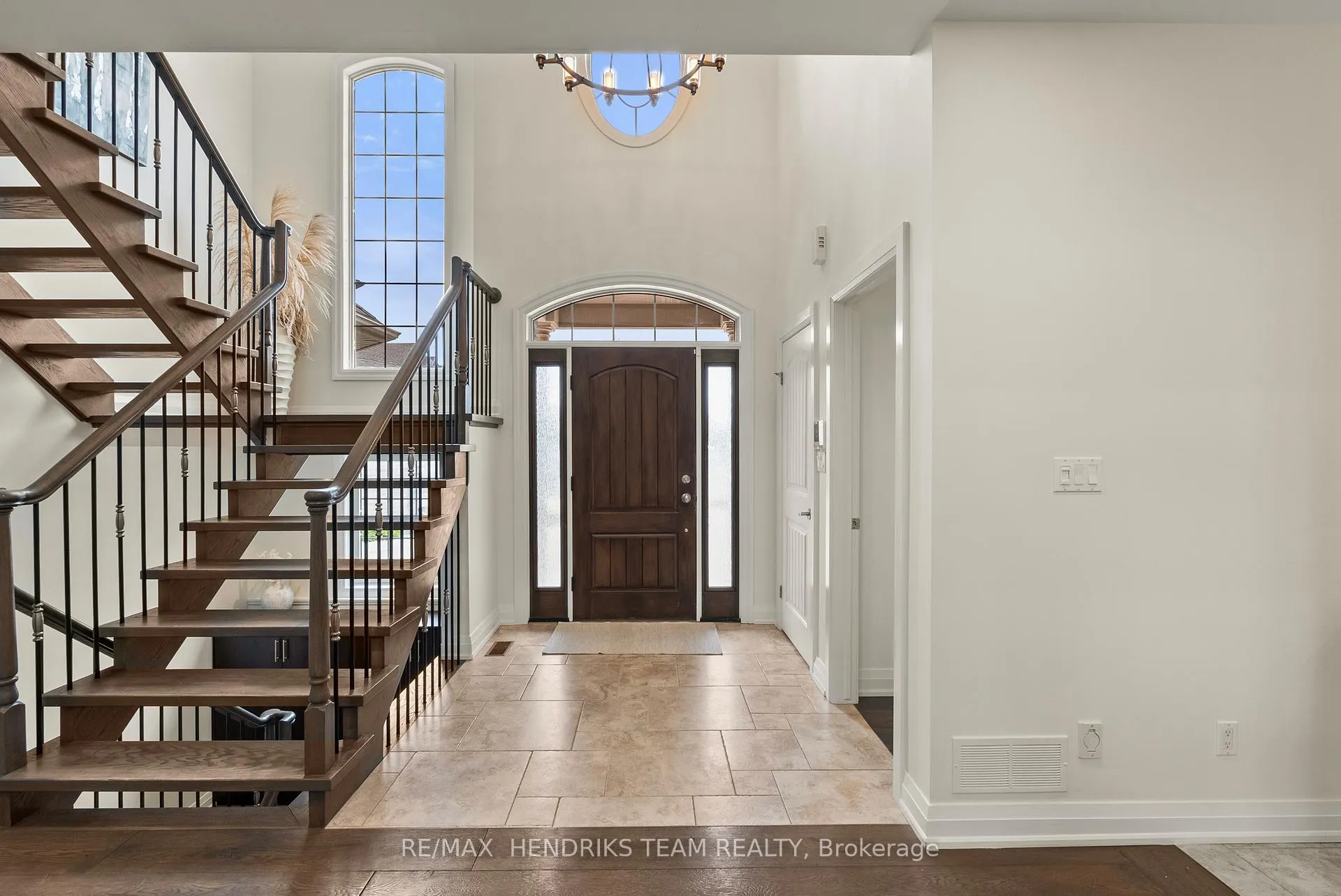 Photo 4 of 13 Mclean Court, St. Catharines, Grapeview — HOMEH